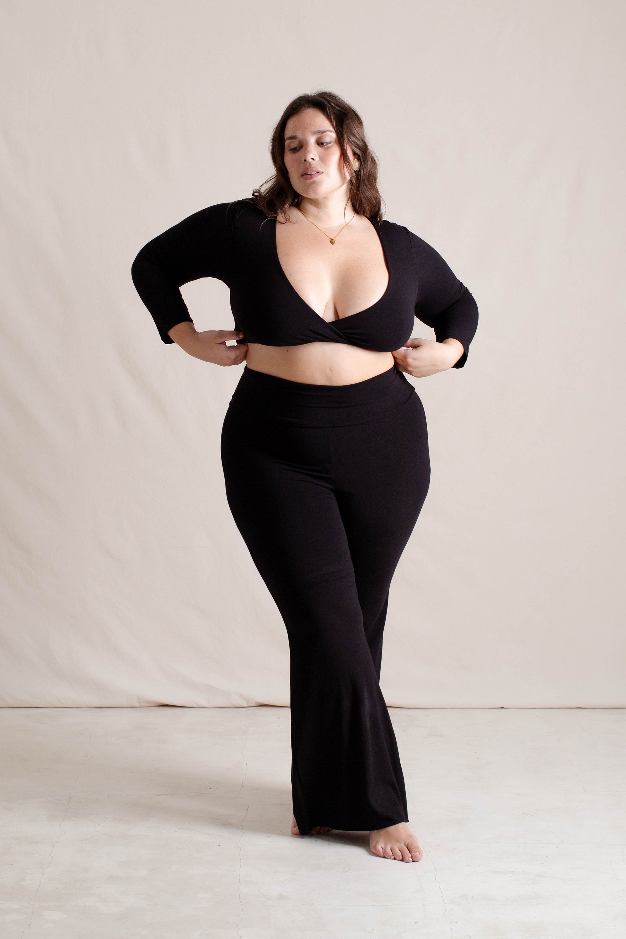 Michelle is wearing size XXL. Bust 115cm (45.3”), Waist 93cm (36.6”), Hips 123cm (48.4”), Height 168cm (5.5”) | Size XXL