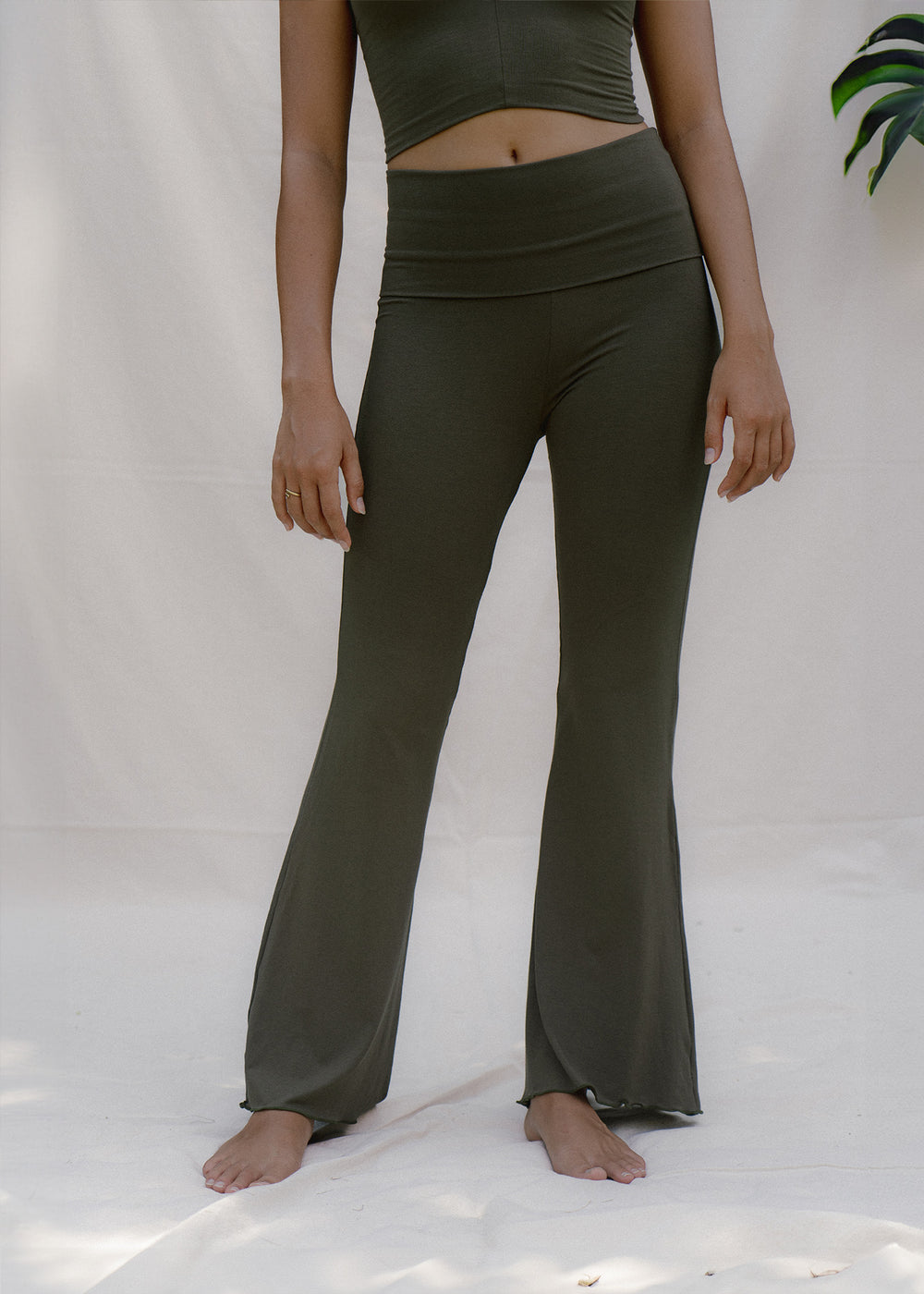 Yuki wears size XS. She is 163 cm (5.3”) tall, Bust 85cm(33.6”), Waist 69cm(27.2”). | Size XS