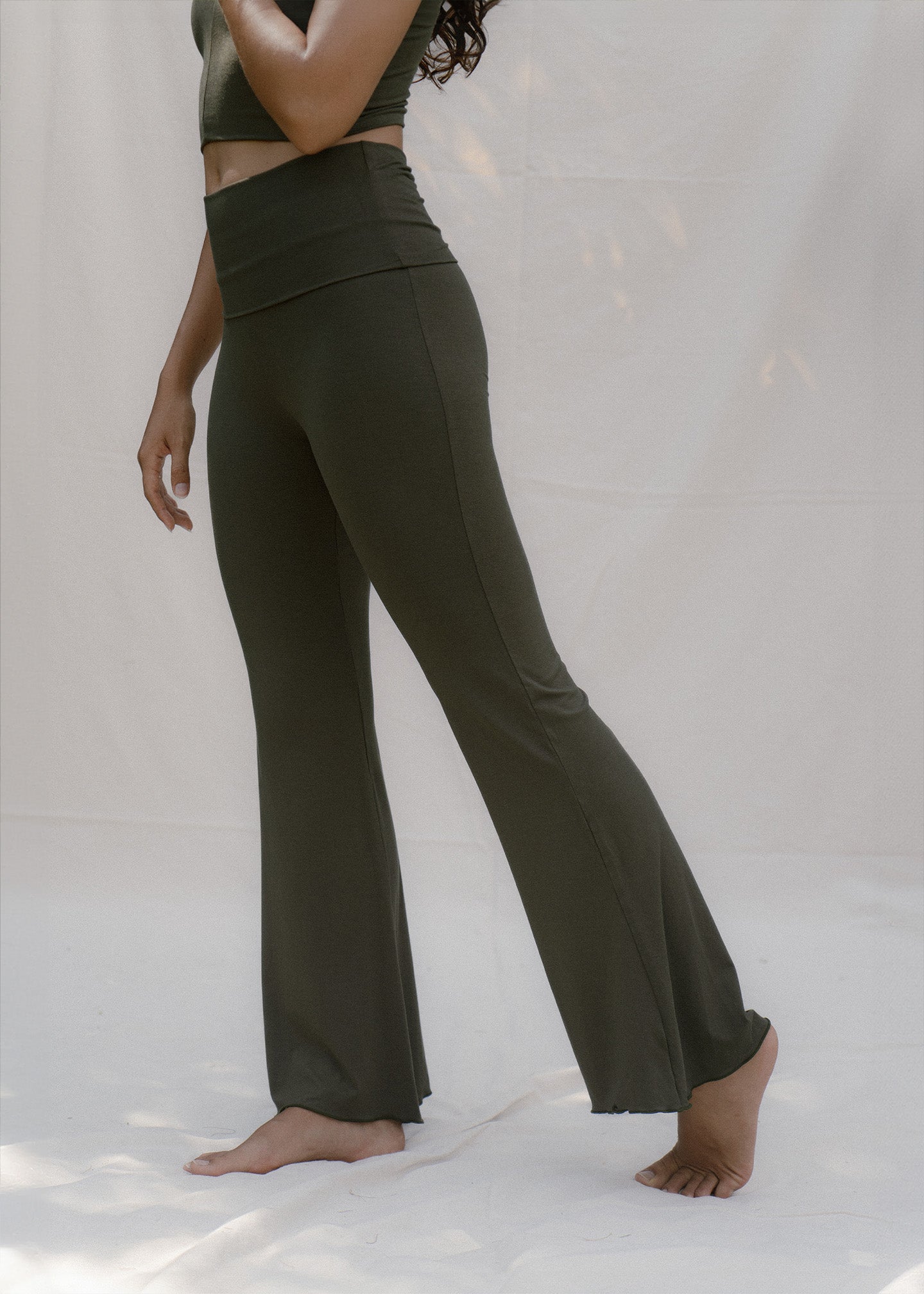 Yuki wears size XS. She is 163 cm (5.3”) tall, Bust 85cm(33.6”), Waist 69cm(27.2”). | Size XS