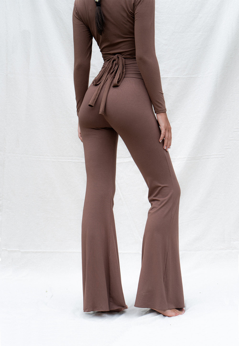 Alina is wearing size XS. She is 179cm(5.9”) tall, Waist 59cm(23.2”), Hips 95cm(37.4”) | Size XS