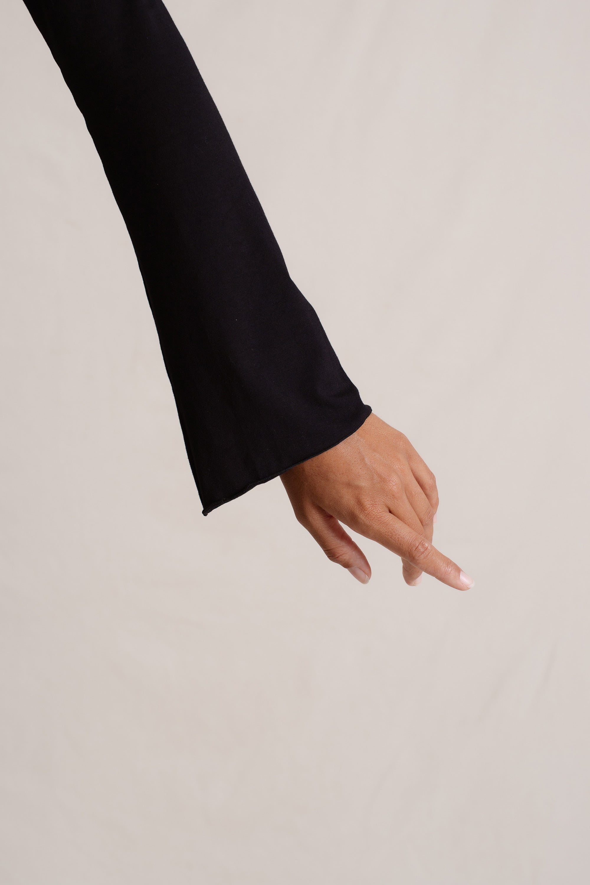 Sabi is wearing size XS/S. Bust 86cm (33.85”), Waist 63cm (24.8”), Hips 94cm (37.00”), Height 171cm (5.6”) | Size XS/S