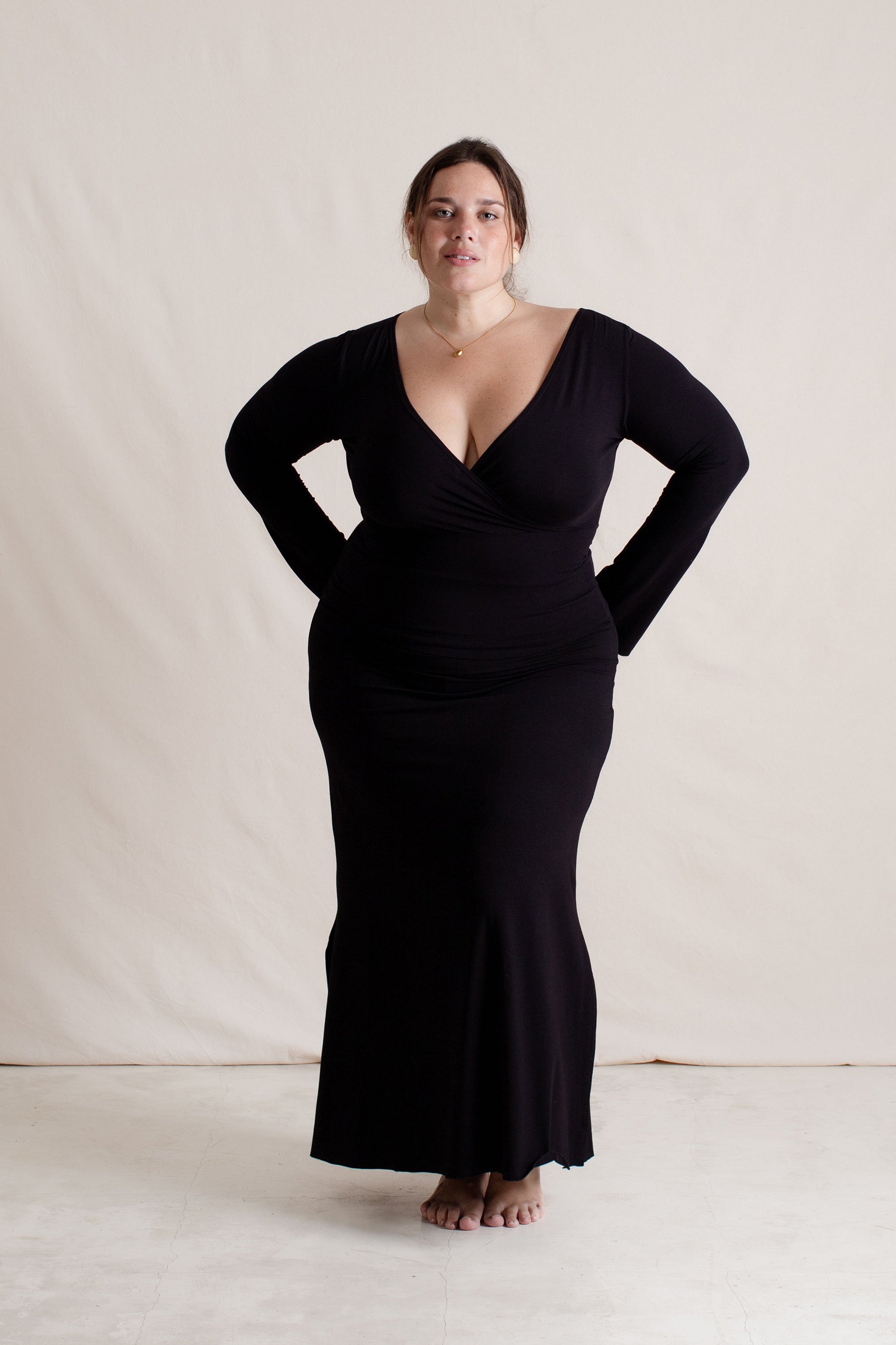 Michelle is wearing size XL/XXL. Bust 115cm (45.3”), Waist 93cm (36.6”), Hips 123cm (48.4”), Height 168cm (5.5”) | Size XL/XXL