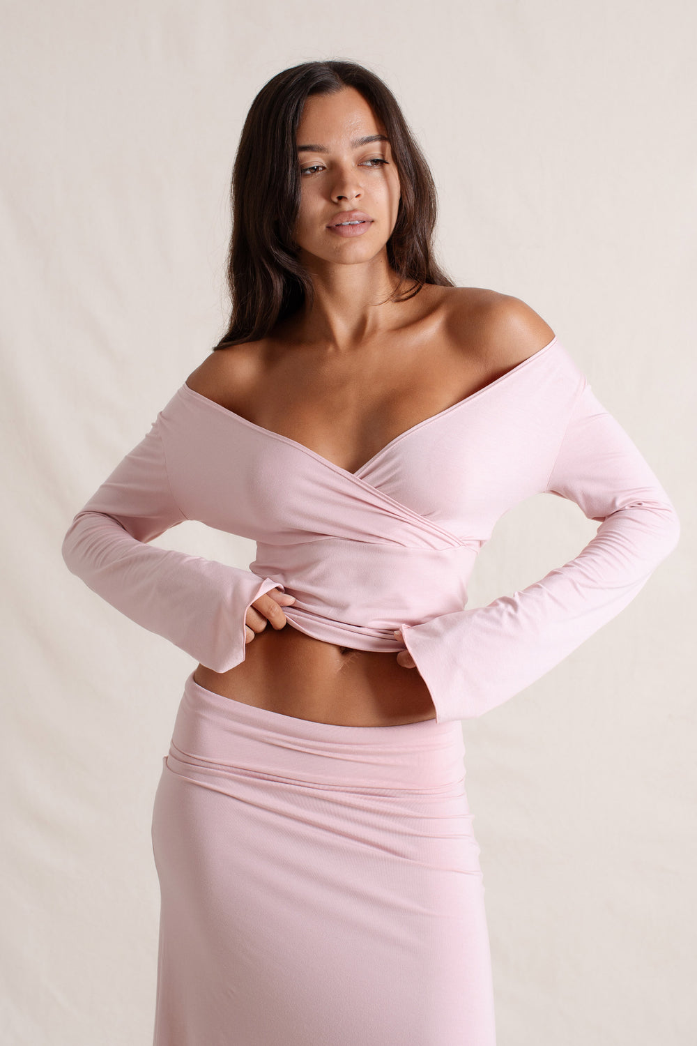 Sabi is wearing size XS/S. Bust 86cm (33.85”), Waist 63cm (24.8”), Hips 94cm (37.00”), Height 171cm (5.6”) | Size XS/S