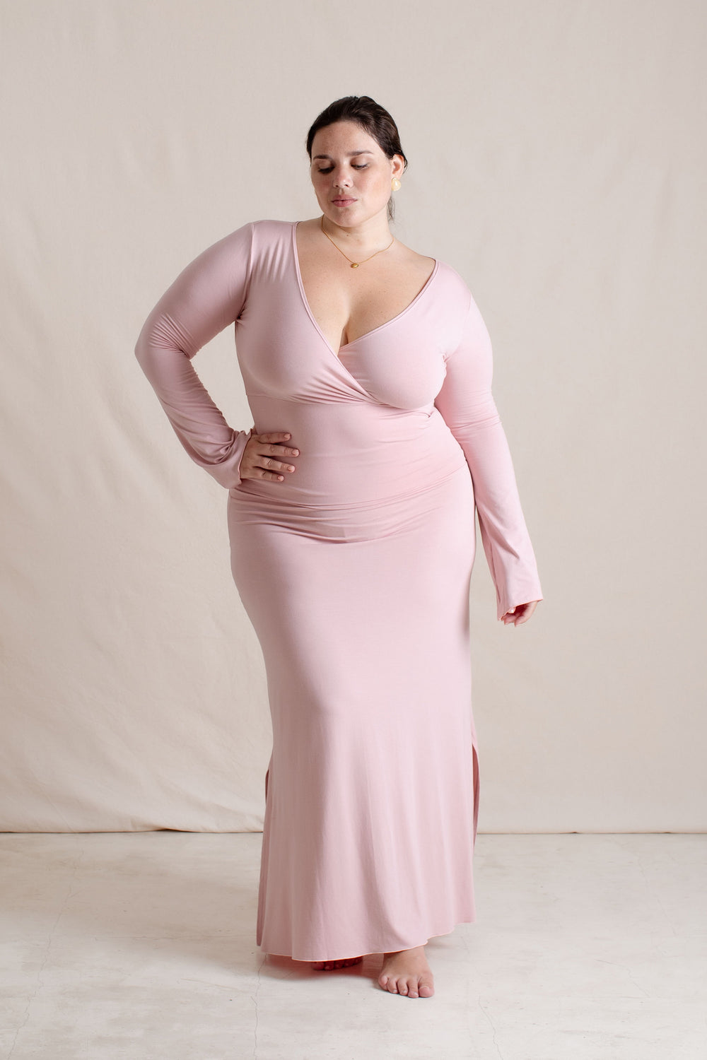 Michelle is wearing size XL/XXL. Bust 115cm (45.3”), Waist 93cm (36.6”), Hips 123cm (48.4”), Height 168cm (5.5”) | Size XL/XXL