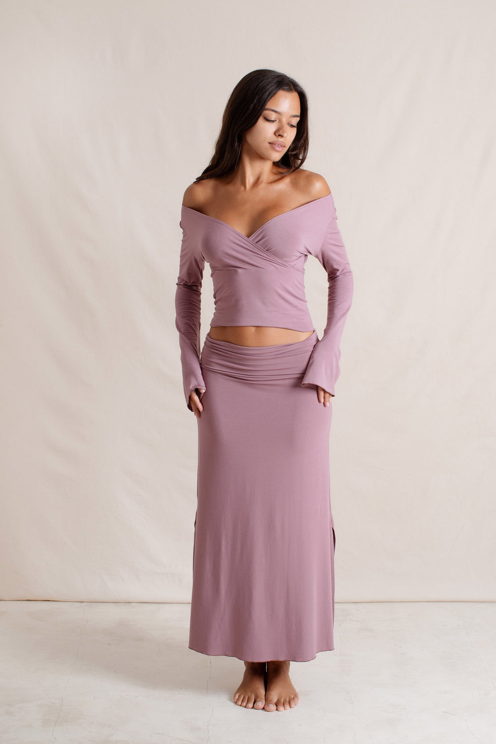 Sabi is wearing size XS/S. Bust 86cm (33.85”), Waist 63cm (24.8”), Hips 94cm (37.00”), Height 171cm (5.6”) | Size XS/S