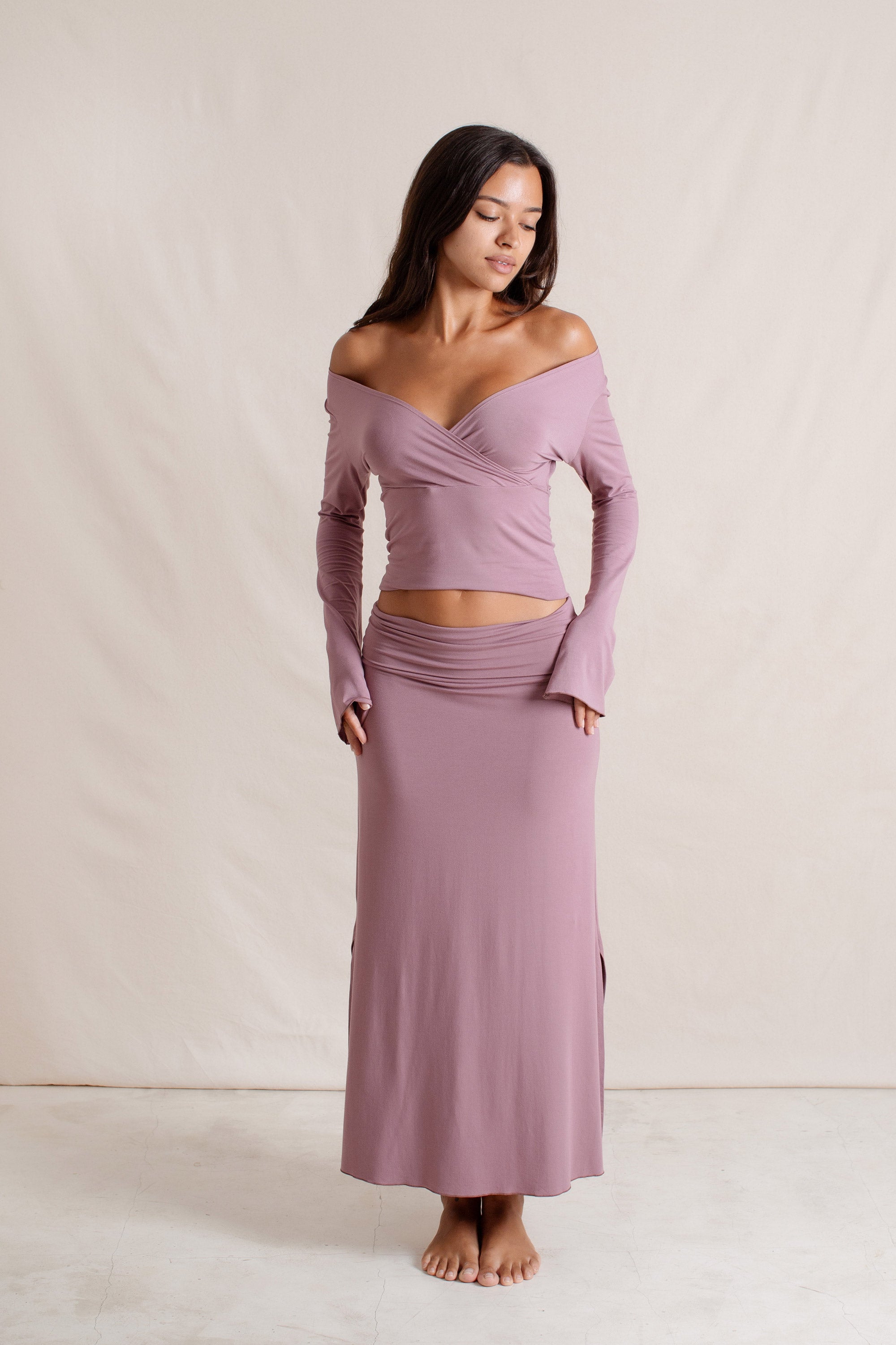 Sabi is wearing size XS/S. Bust 86cm (33.85”), Waist 63cm (24.8”), Hips 94cm (37.00”), Height 171cm (5.6”) | Size XS/S