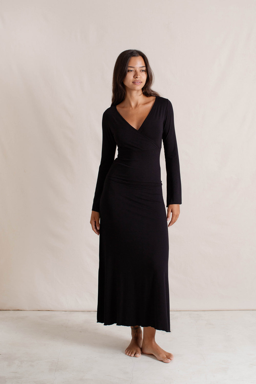 Sabi is wearing size S/M. Bust 86cm (33.85”), Waist 63cm (24.8”), Hips 94cm (37.00”), Height 171cm (5.6”) | Size S/M