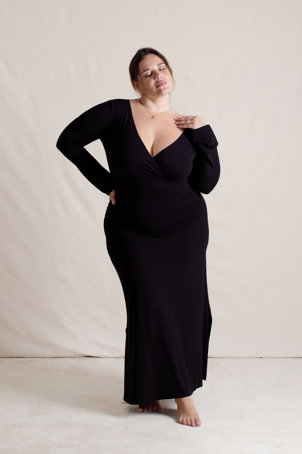 Michelle is wearing size XXL/3XL. Bust 115cm (45.3”), Waist 93cm (36.6”), Hips 123cm (48.4”), Height 168cm (5.5”) | Size XXL/3XL