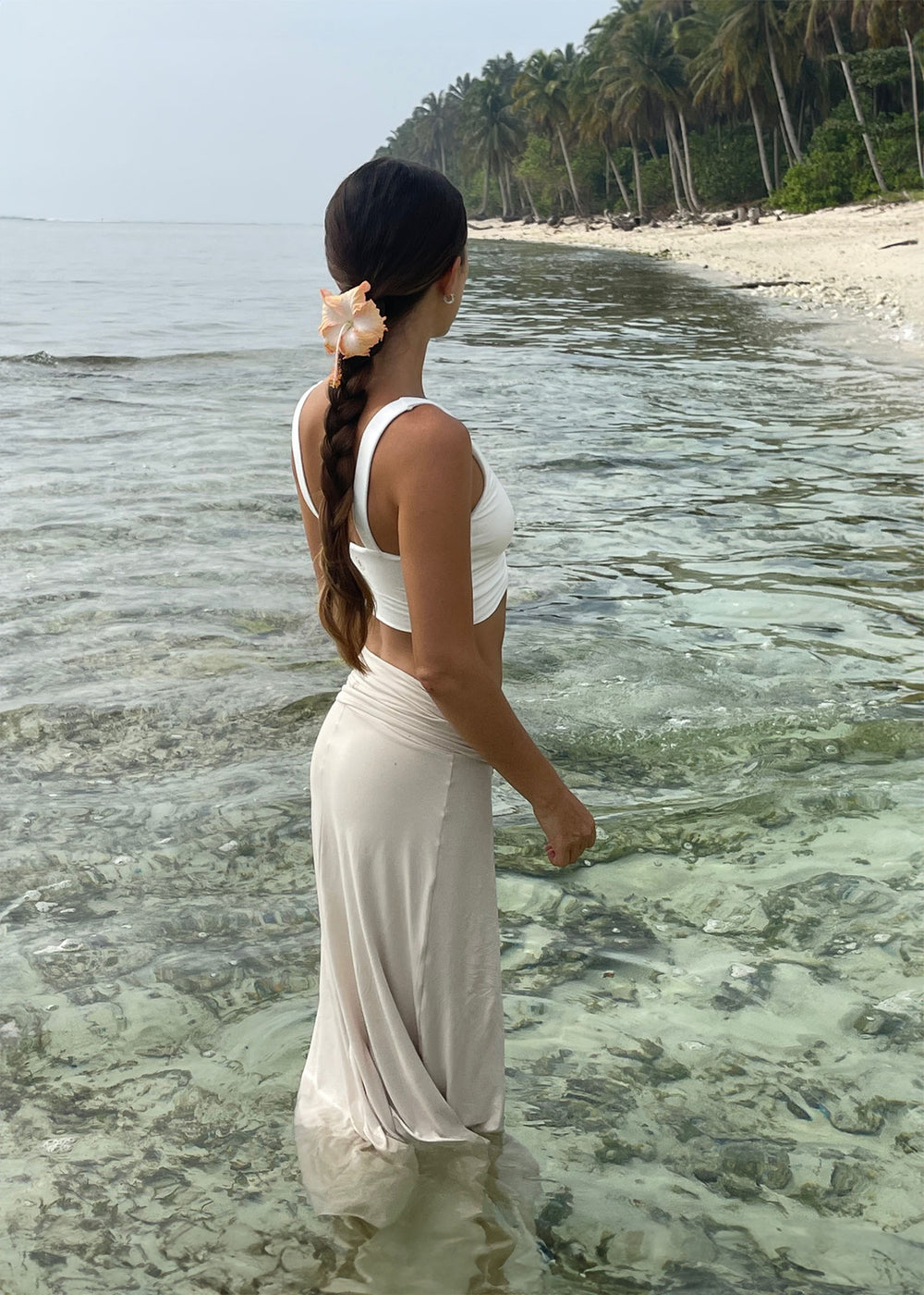 Natascha is wearing size XS. She is 170cm(5.6”) tall, Bust 84cm(33”), Waist 58cm(23”), Hips 85cm(33.5”) | Size XS