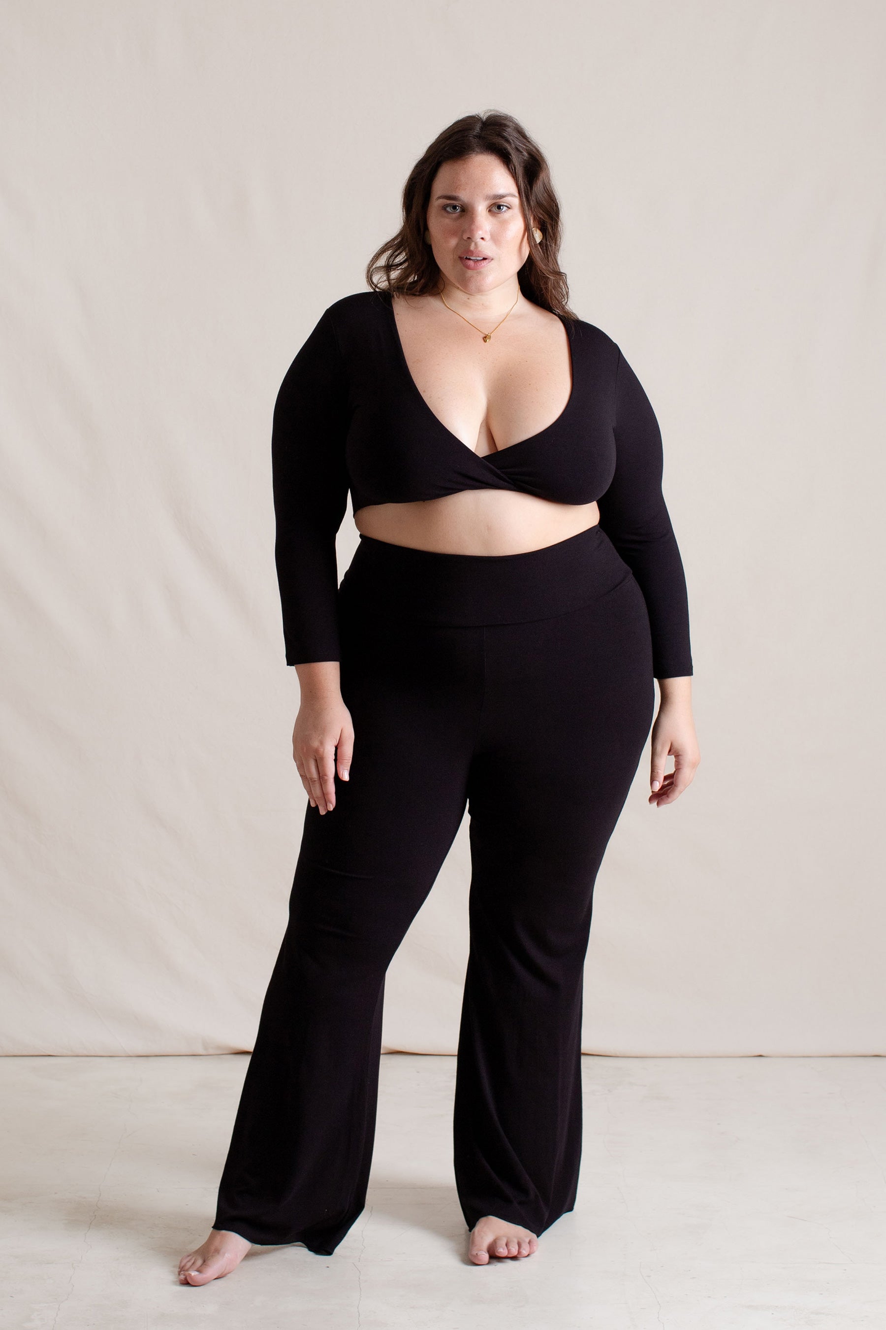 Michelle is wearing size XXL. Bust 115cm (45.3”), Waist 93cm (36.6”), Hips 123cm (48.4”), Height 168cm (5.5”) | Size XXL