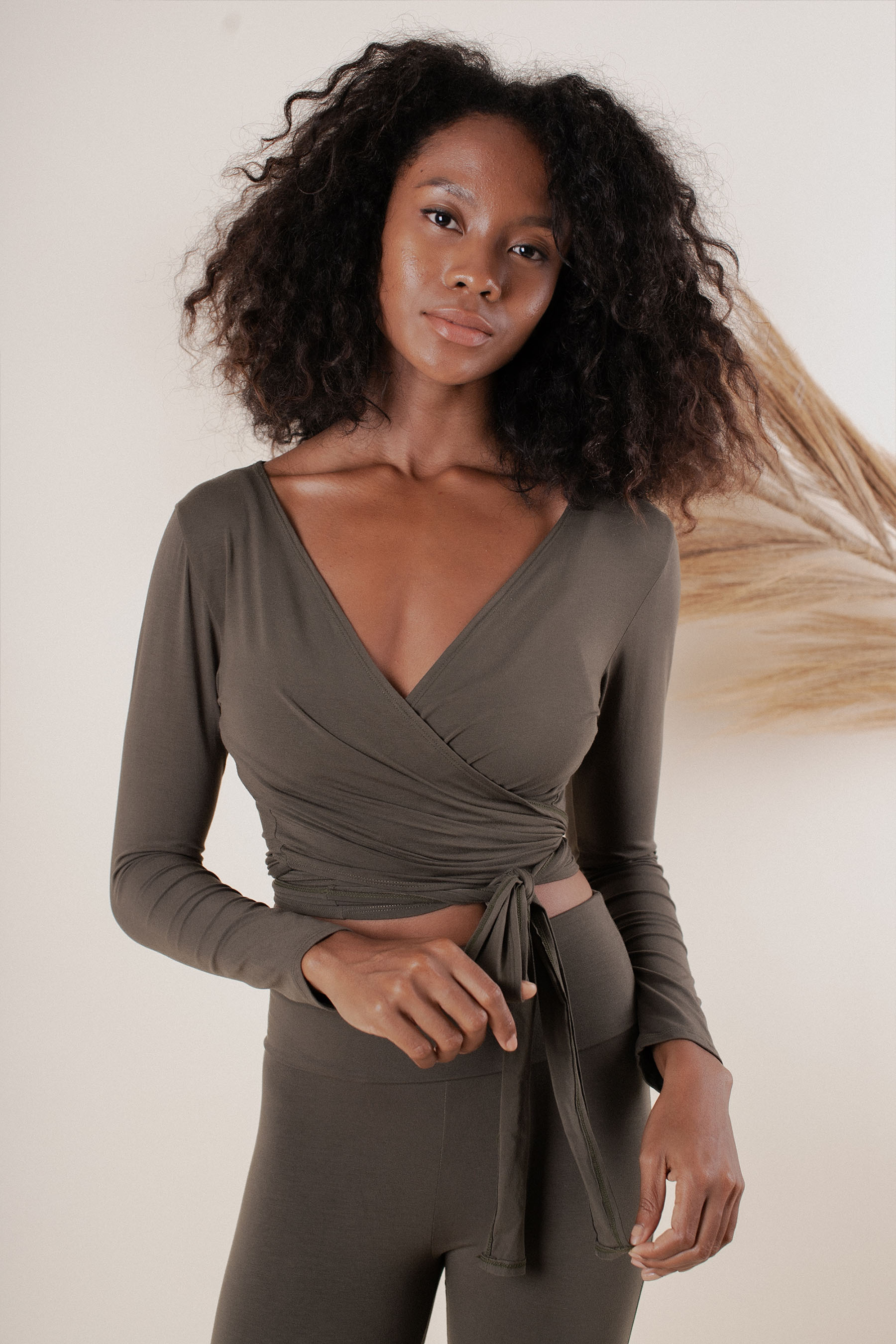 Alexa is wearing size S. Bust: 79cm (31.1”), Waist 60cm(23.6”), Height 178cm(5.85”) | Size XS/S