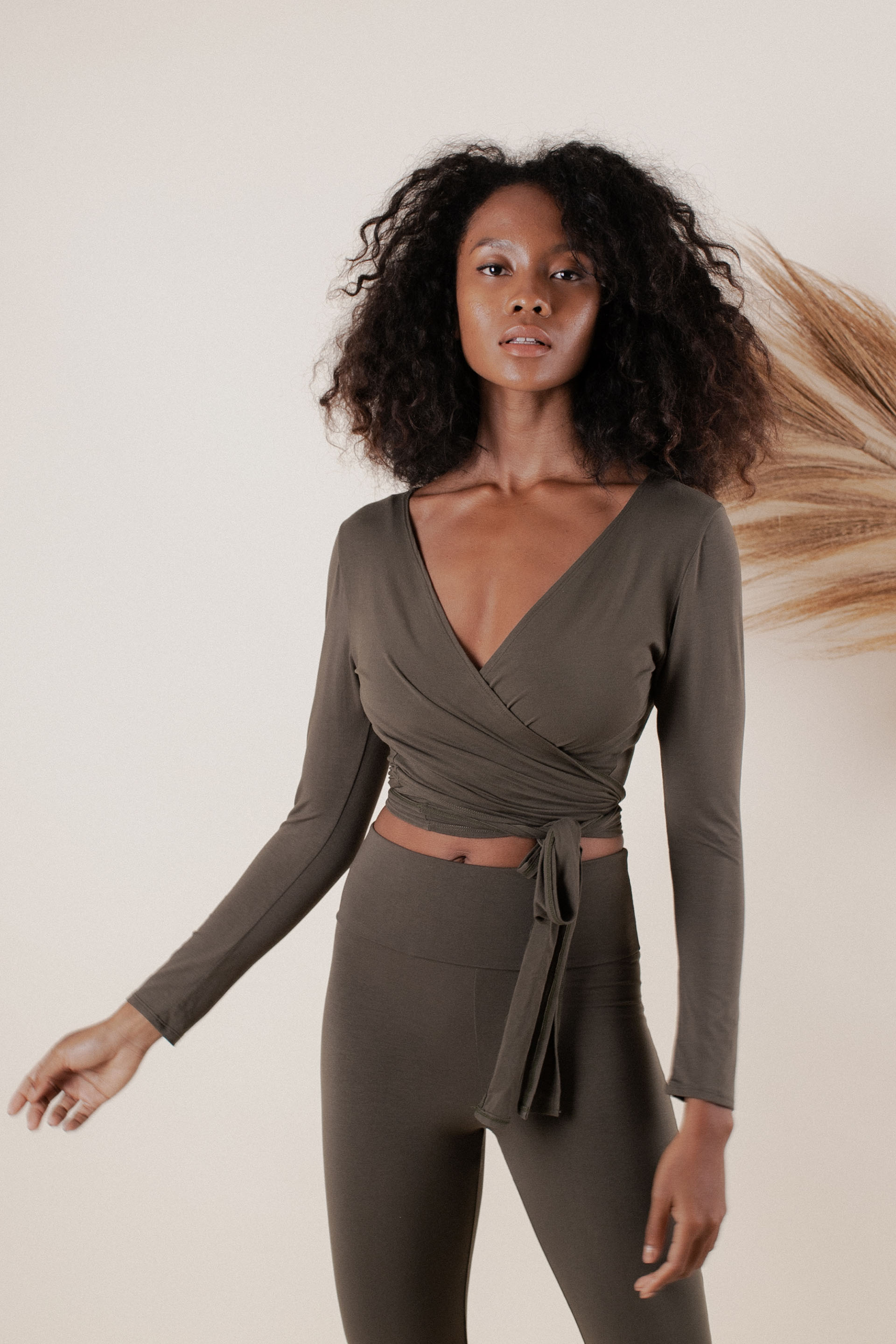 Alexa is wearing size S. Bust: 79cm (31.1”), Waist 60cm(23.6”), Height 178cm(5.85”) | Size XS/S