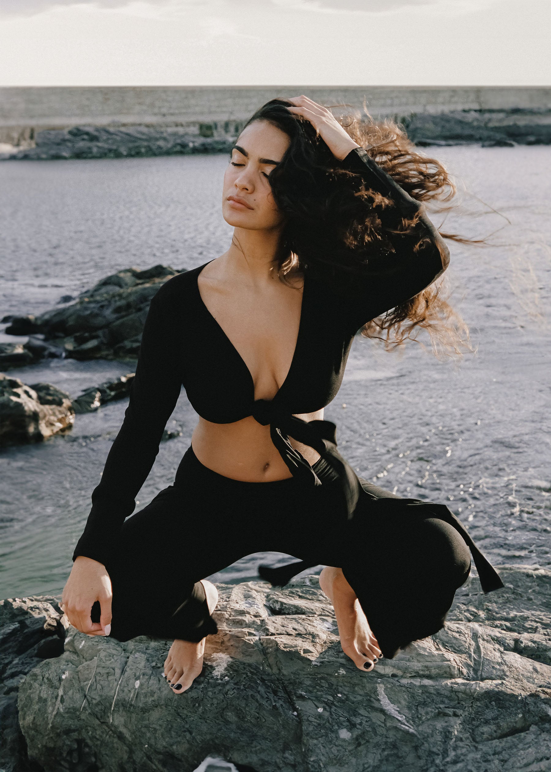 Jess is wearing size XS. Height 169cm (5.5”) Bust 81cm (31.5”), Waist 64cm (25.2”) | Size XS/S