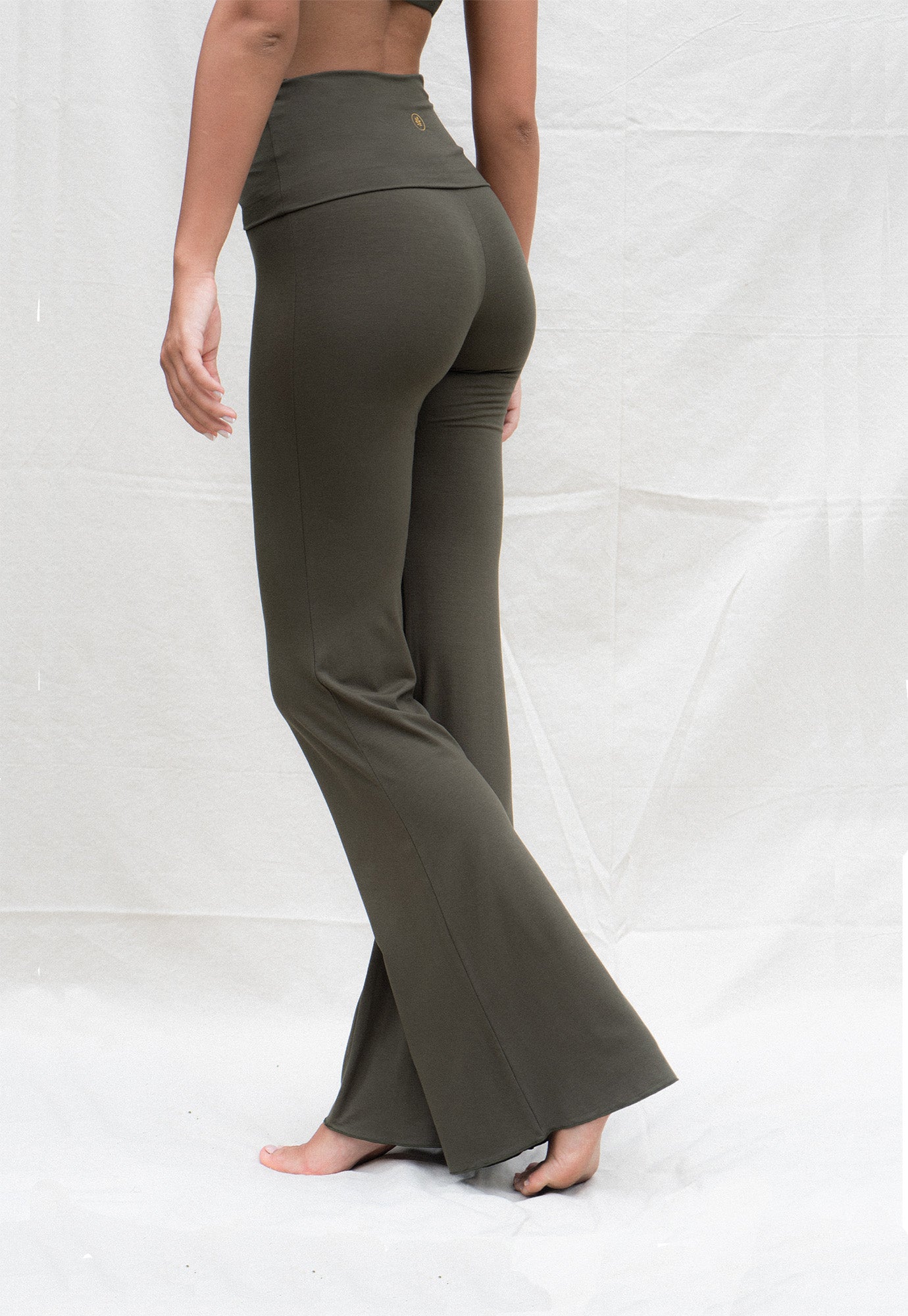 Alina is wearing size XS. She is 179cm(5.9”) tall, Waist 59cm(23.2”), Hips 95cm(37.4”) | Size XS