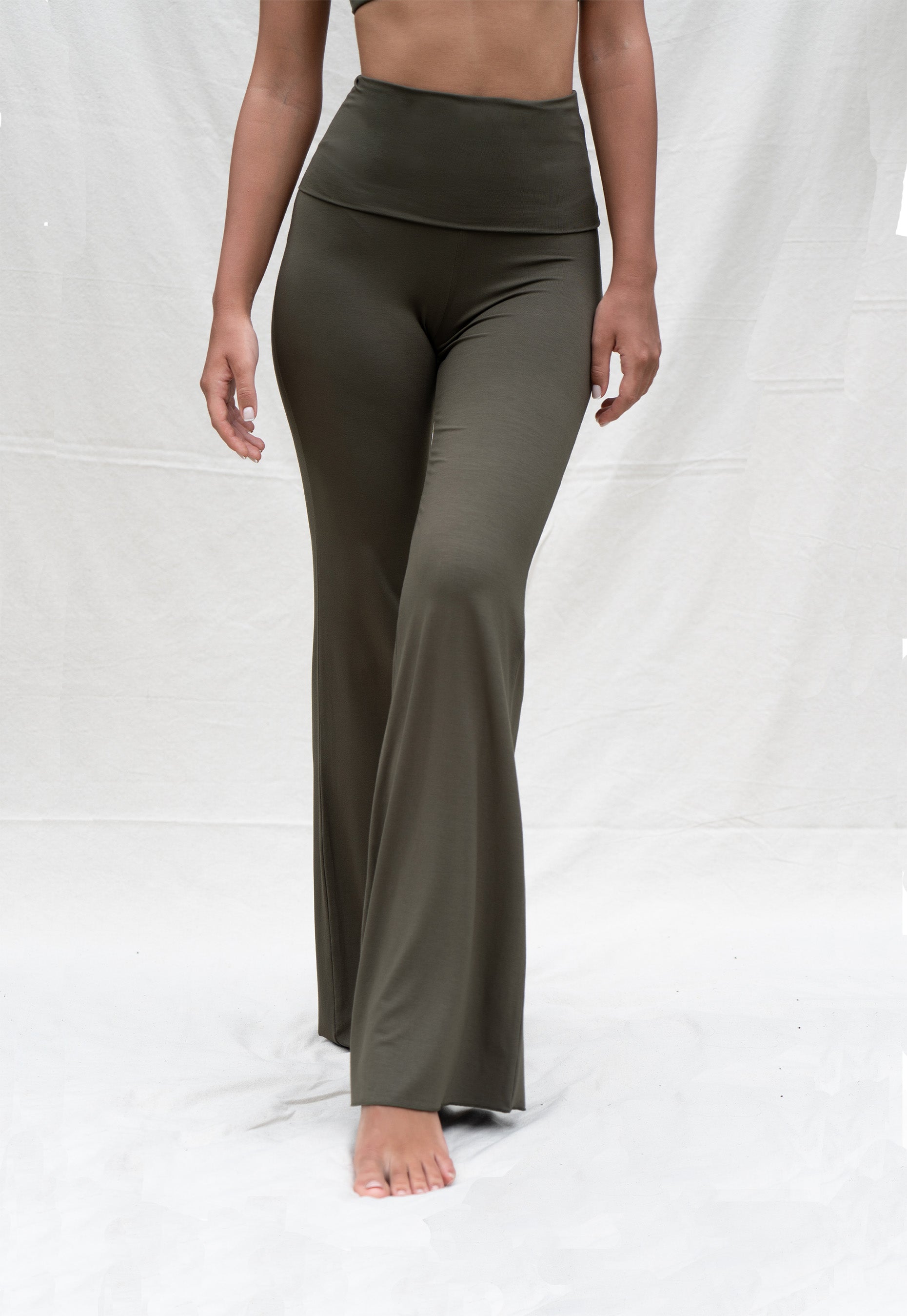 Alina is wearing size XS. She is 179cm(5.9”) tall, Waist 59cm(23.2”), Hips 95cm(37.4”) | Size XS