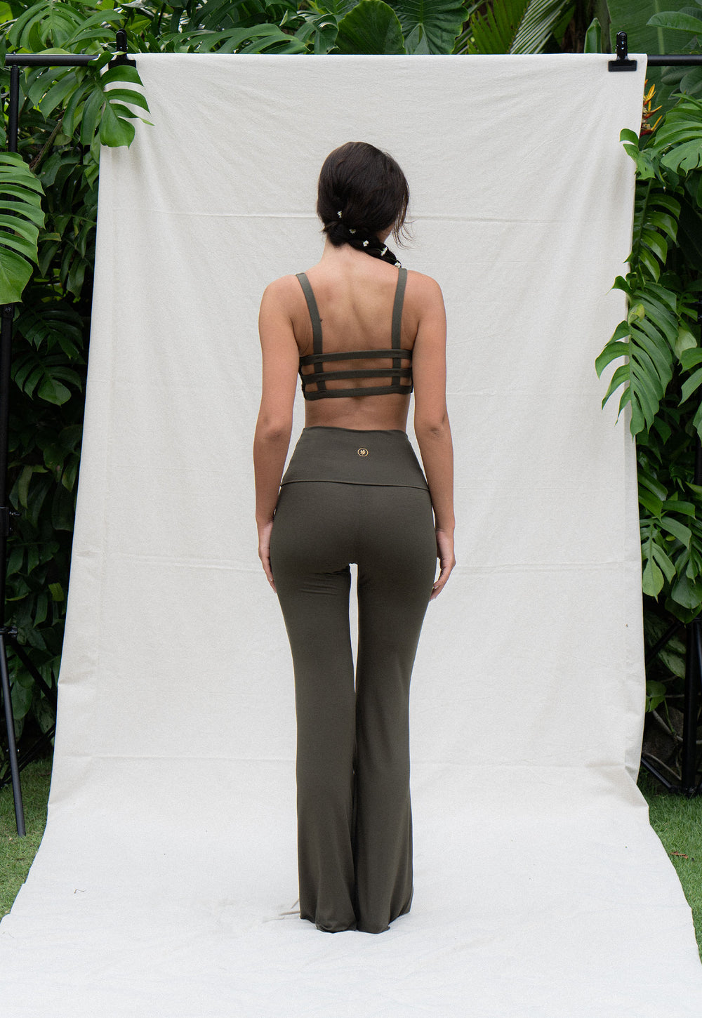 Alina is wearing size XS. She is 179cm(5.9”) tall, Waist 59cm(23.2”), Hips 95cm(37.4”) | Size XS