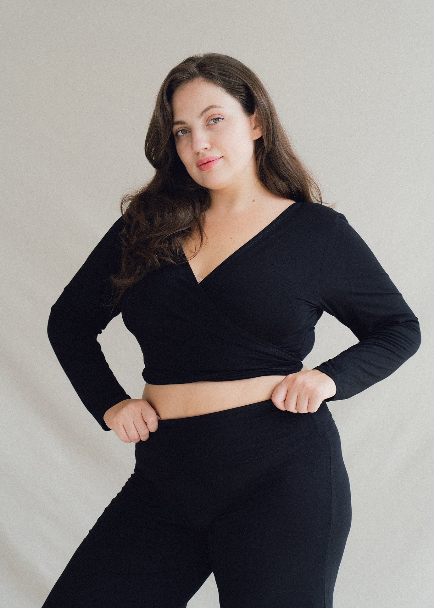 Alena wears size XXL. Height 172cm (5.6”), Bust 109cm (43”), Waist 90cm (35.4”), Hips 120cm (47.3”) | Size XL/XXL