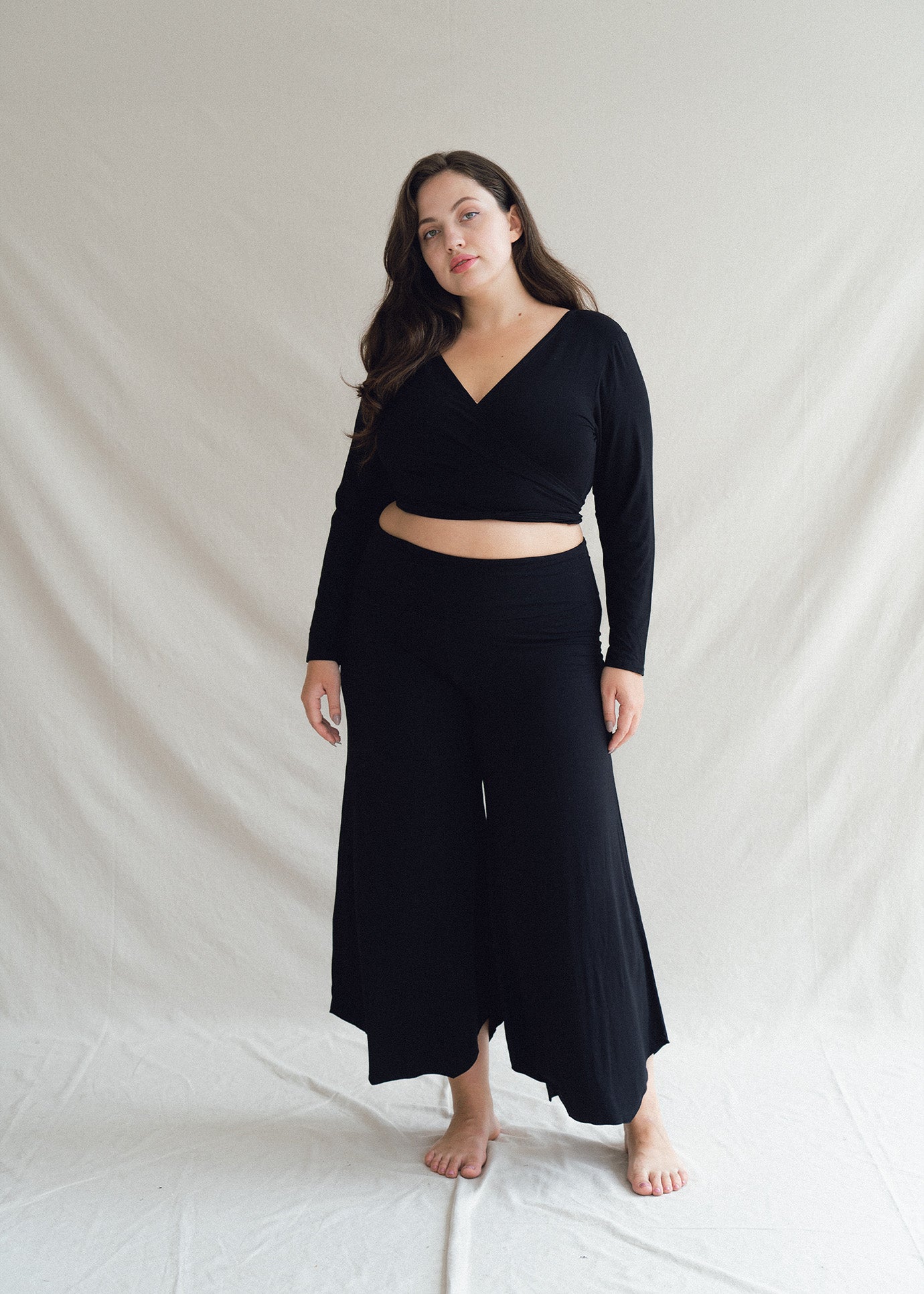 Alena wears size XXL. Height 172cm (5.6”), Bust 109cm (43”), Waist 90cm (35.4”), Hips 120cm (47.3”) | Size XL/XXL