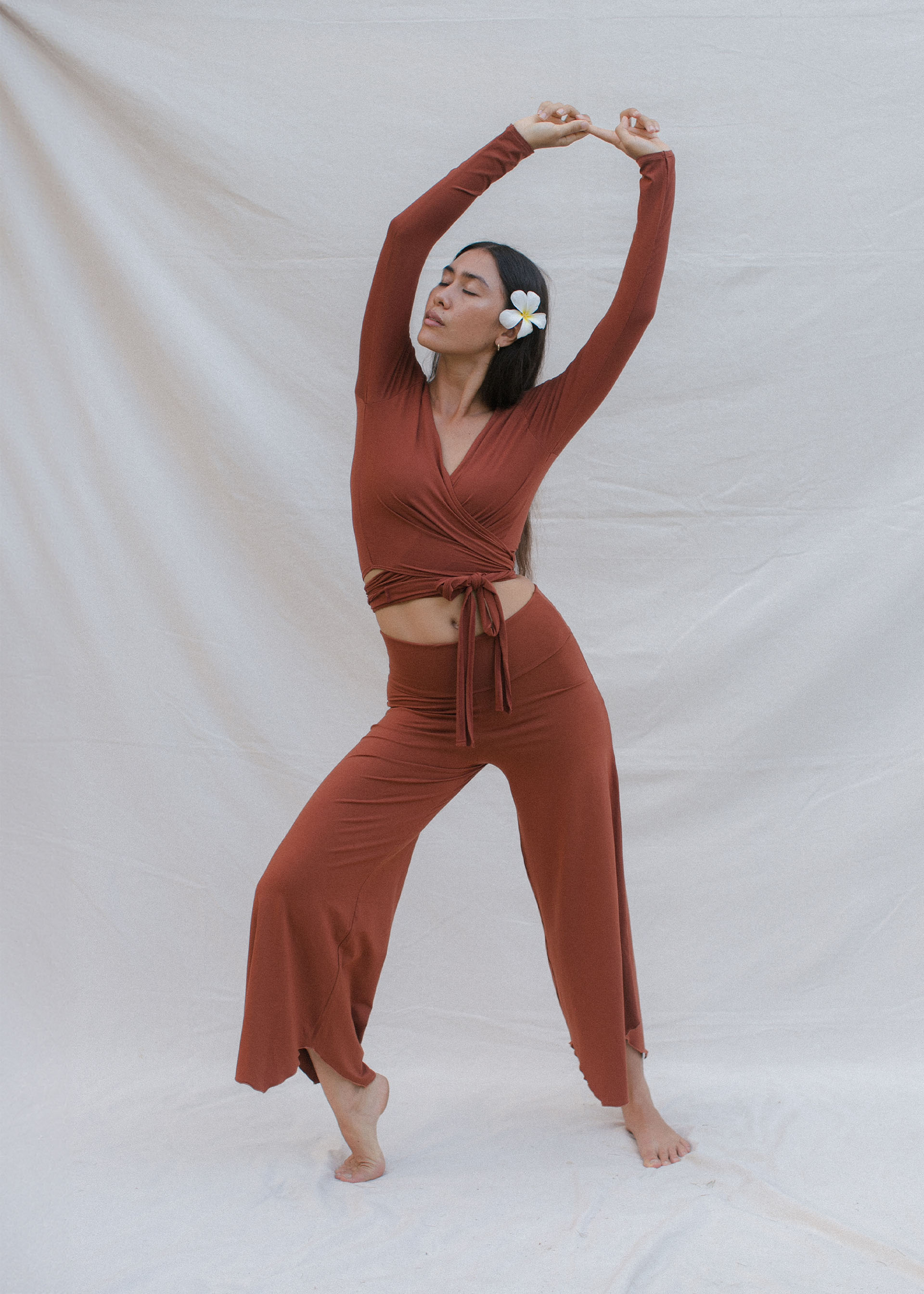 Eva wears size M/L. Height 174cm (5.7”), Bust 83cm (32.7”), Waist 69cm (27.2”), Hips 96cm (37.8”) | Size M/L