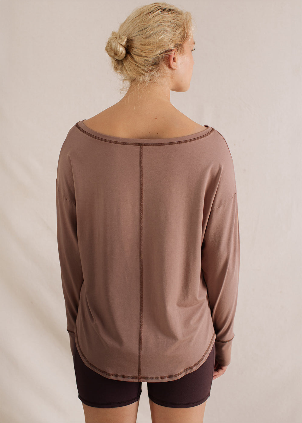 Nina is wearing a Medium Top and Large Bottoms, Bust 82cm (32.3”). waist 62cm (24.4”), Hips 99cm (39”), Height 182cm (6.0”)  | Size M/L