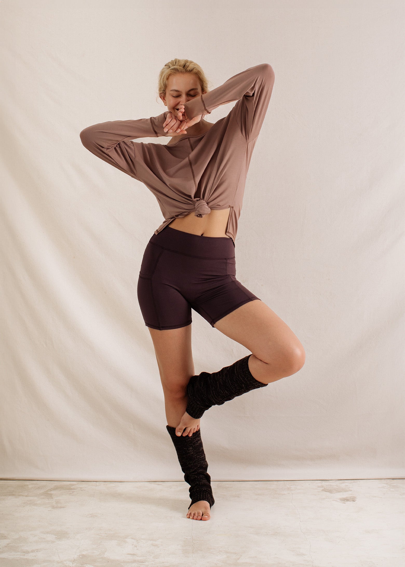 Nina is wearing a Medium Top and Large Bottoms, Bust 82cm (32.3”). waist 62cm (24.4”), Hips 99cm (39”), Height 182cm (6.0”)  | Size M/L