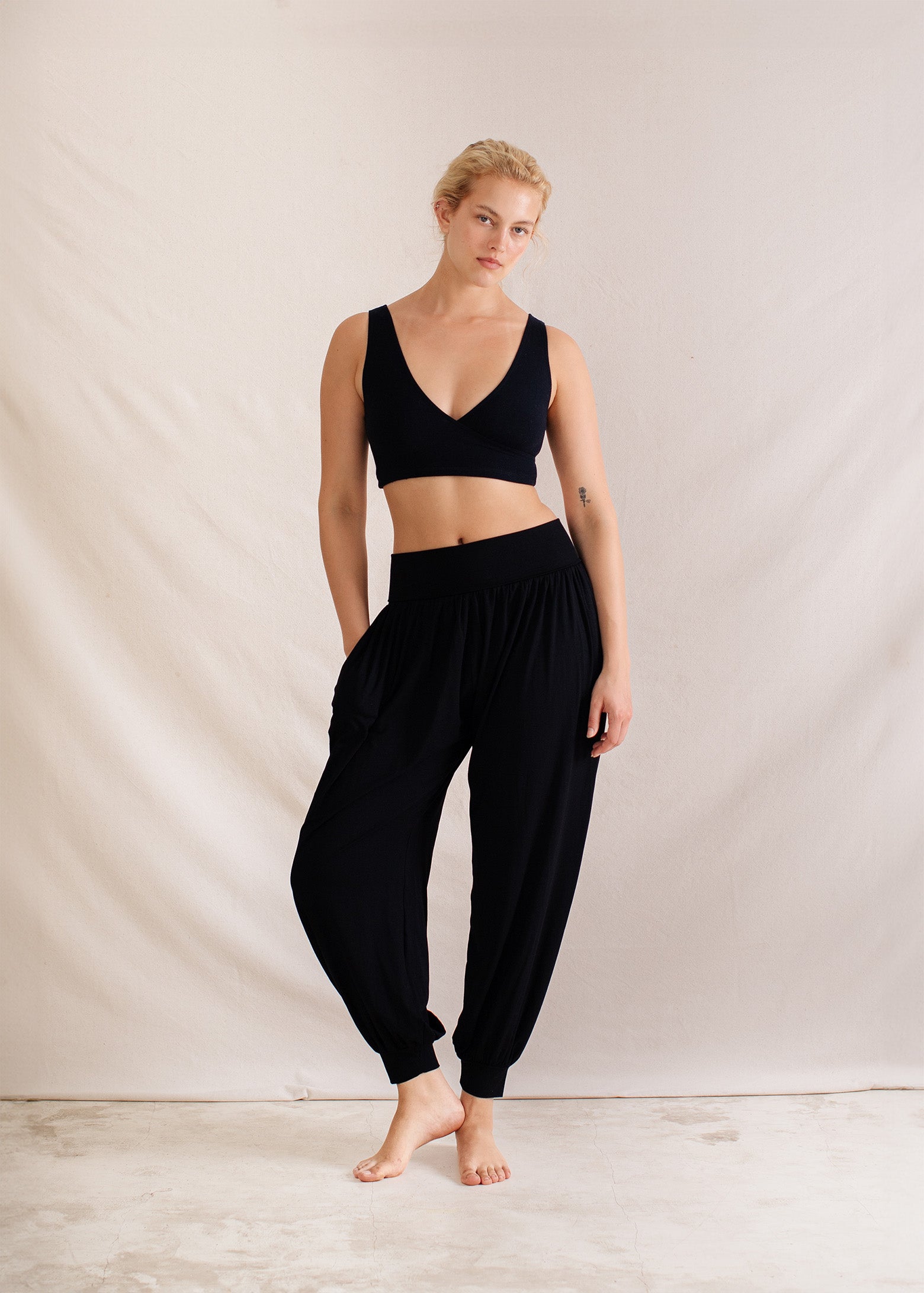 Nina is wearing a Medium Top and Large Bottoms, Bust 82cm (32.3”). waist 62cm (24.4”), Hips 99cm (39”), Height 182cm (6.0”)  | Size M/L