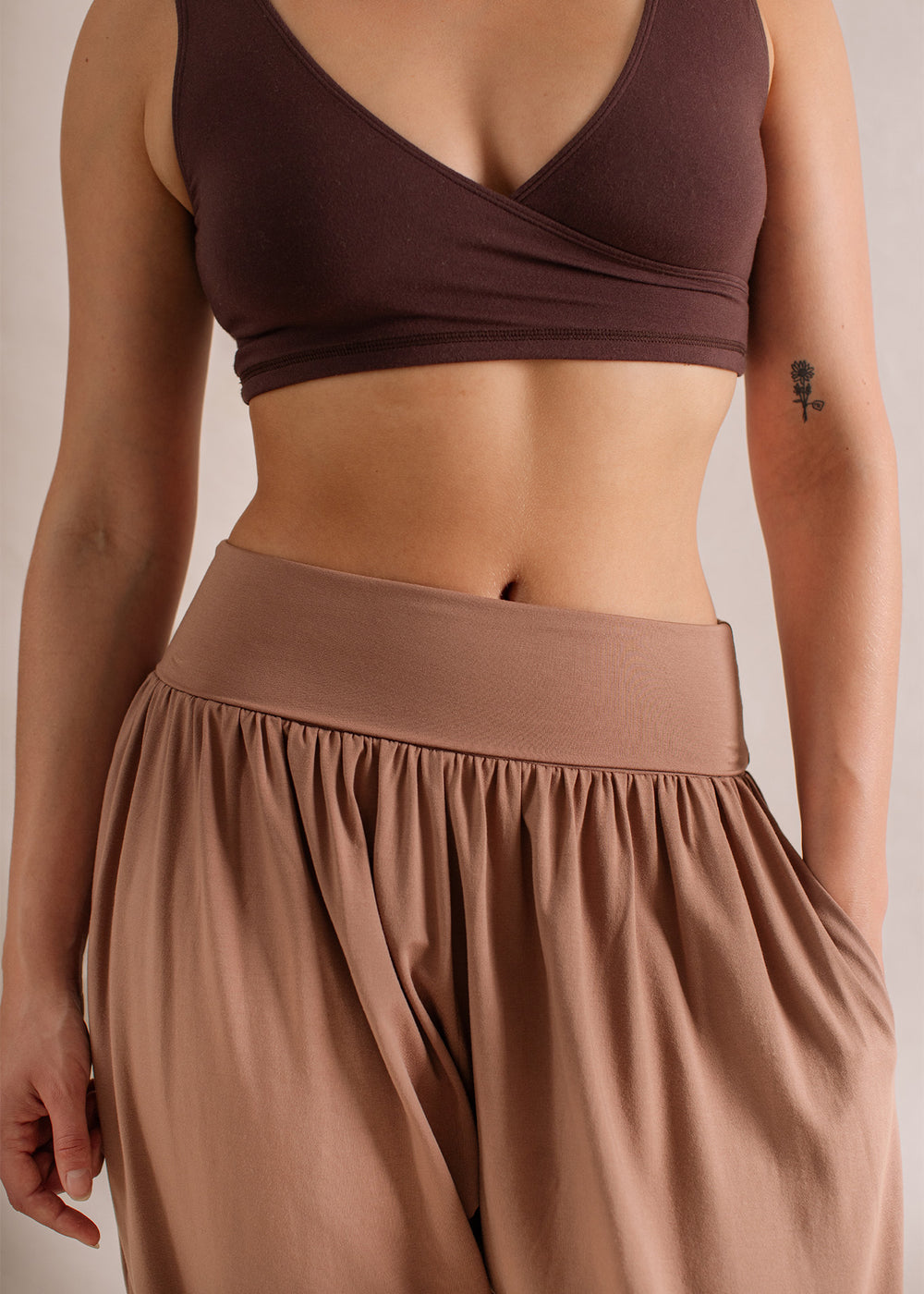 Nina is wearing a Medium Top and M/L Bottoms, Bust 82cm (32.3”). waist 62cm (24.4”), Hips 99cm (39”), Height 182cm (6.0”)  | Size M/L