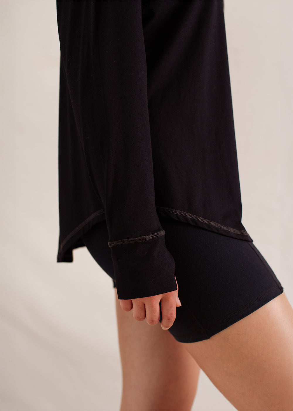 Nina is wearing a Medium Top and Large Bottoms, Bust 82cm (32.3”). waist 62cm (24.4”), Hips 99cm (39”), Height 182cm (6.0”)  | Size M/L