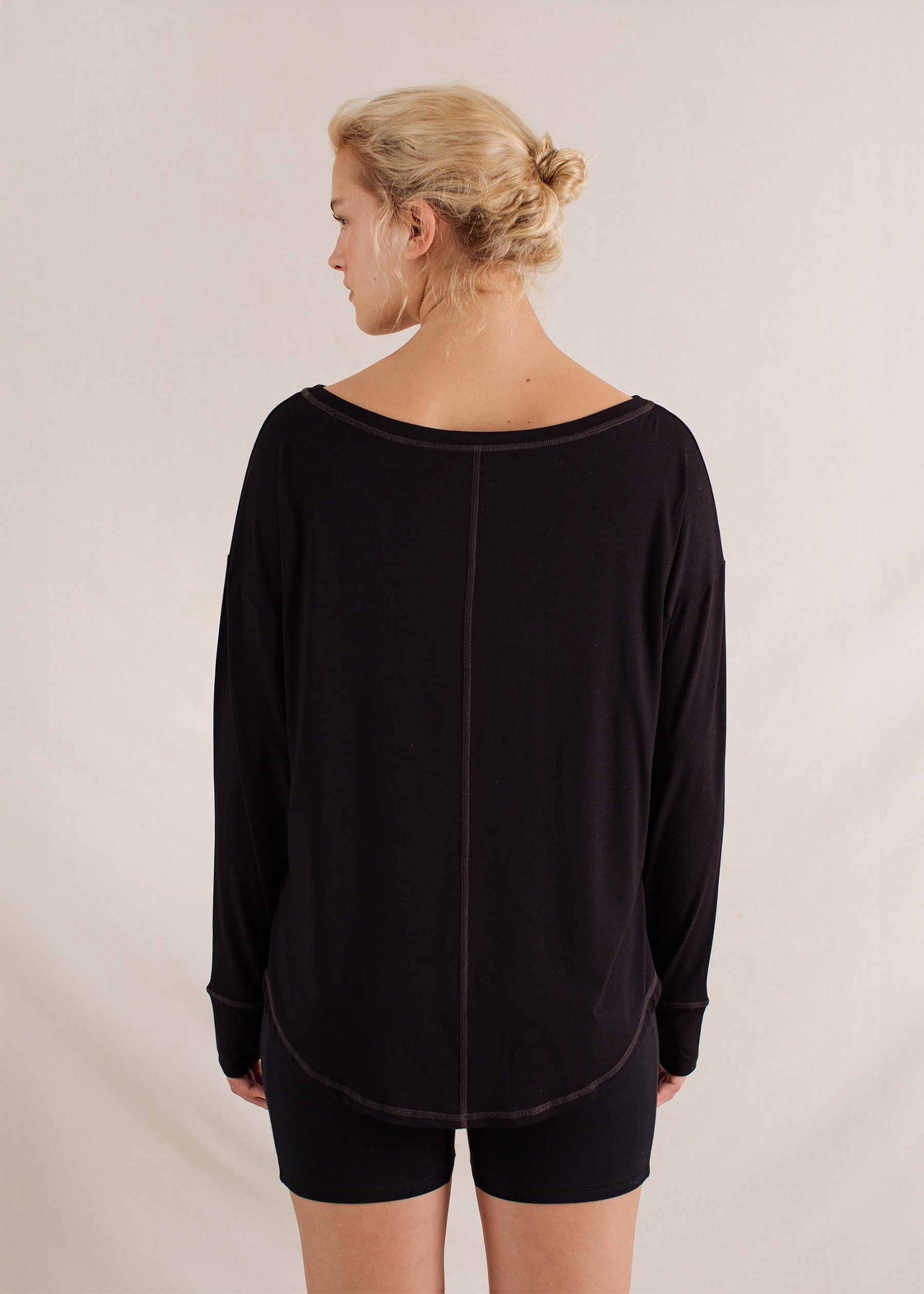 Nina is wearing a Medium Top and Large Bottoms, Bust 82cm (32.3”). waist 62cm (24.4”), Hips 99cm (39”), Height 182cm (6.0”)  | Size M/L