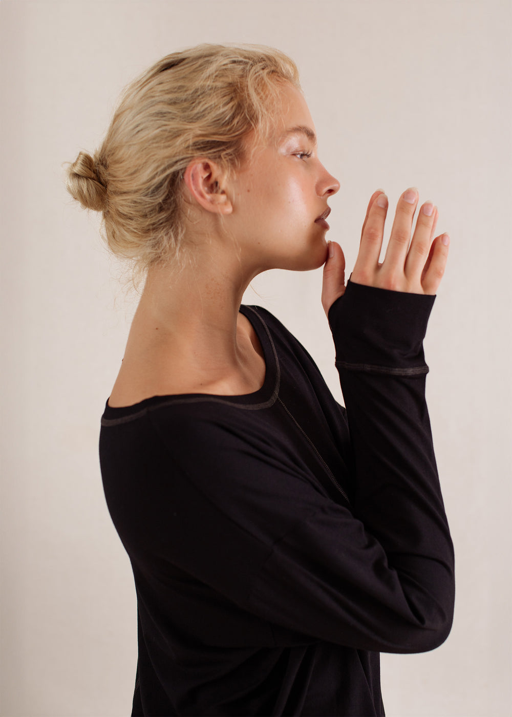 Nina is wearing a Medium Top and Large Bottoms, Bust 82cm (32.3”). waist 62cm (24.4”), Hips 99cm (39”), Height 182cm (6.0”)  | Size M/L