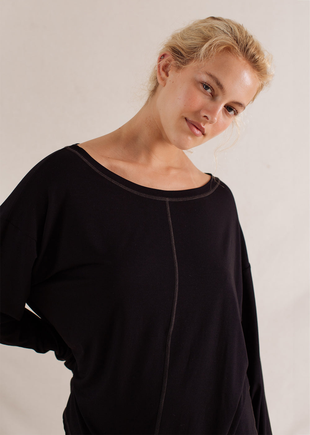 Nina is wearing a Medium Top and Large Bottoms, Bust 82cm (32.3”). waist 62cm (24.4”), Hips 99cm (39”), Height 182cm (6.0”)  | Size M/L