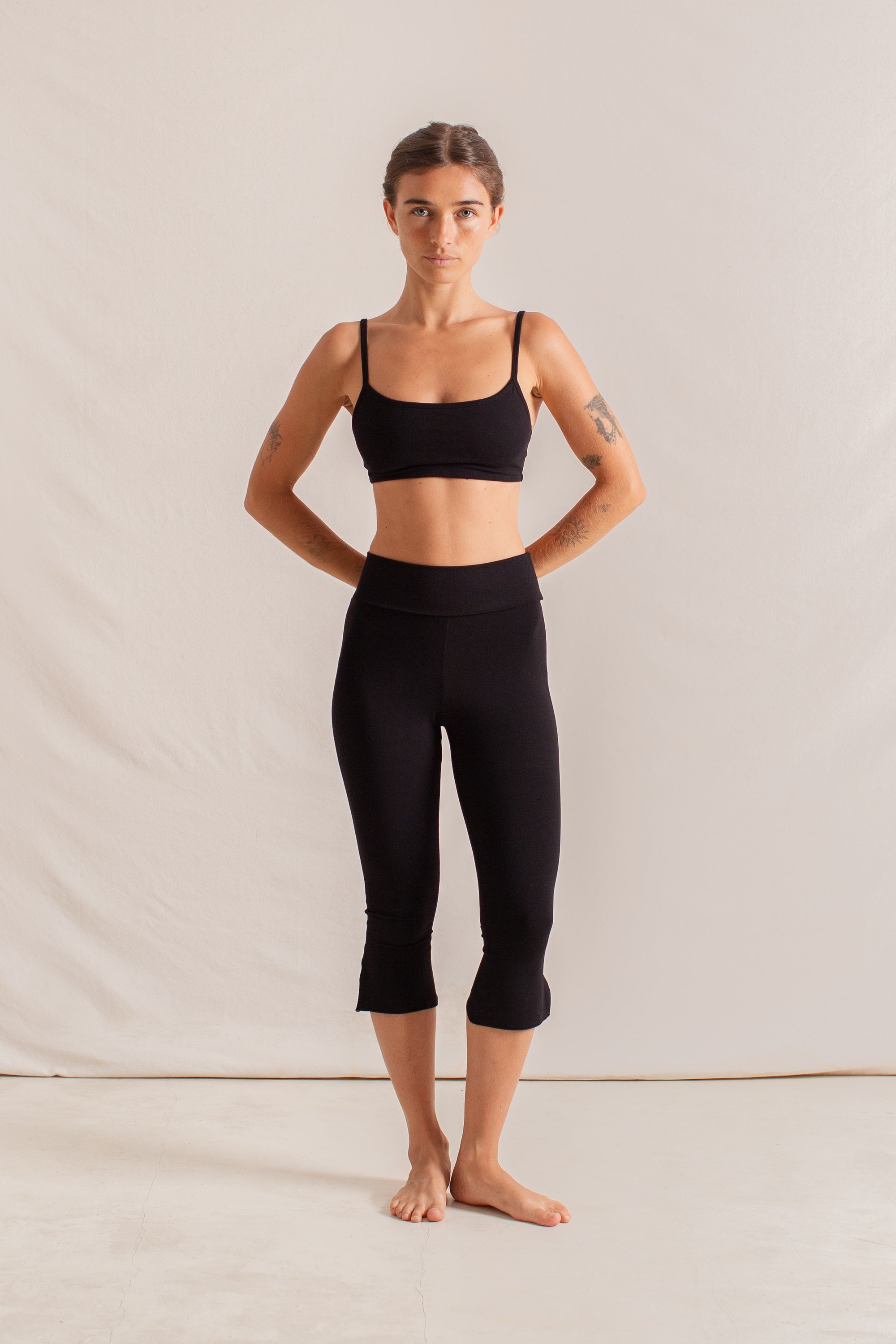 Jeff is wearing size XS. Bust 85cm (33.7”), Waist 64cm(25.1”), Hips 82cm (32.4”), Height 160cm (5.2”) | Size XS