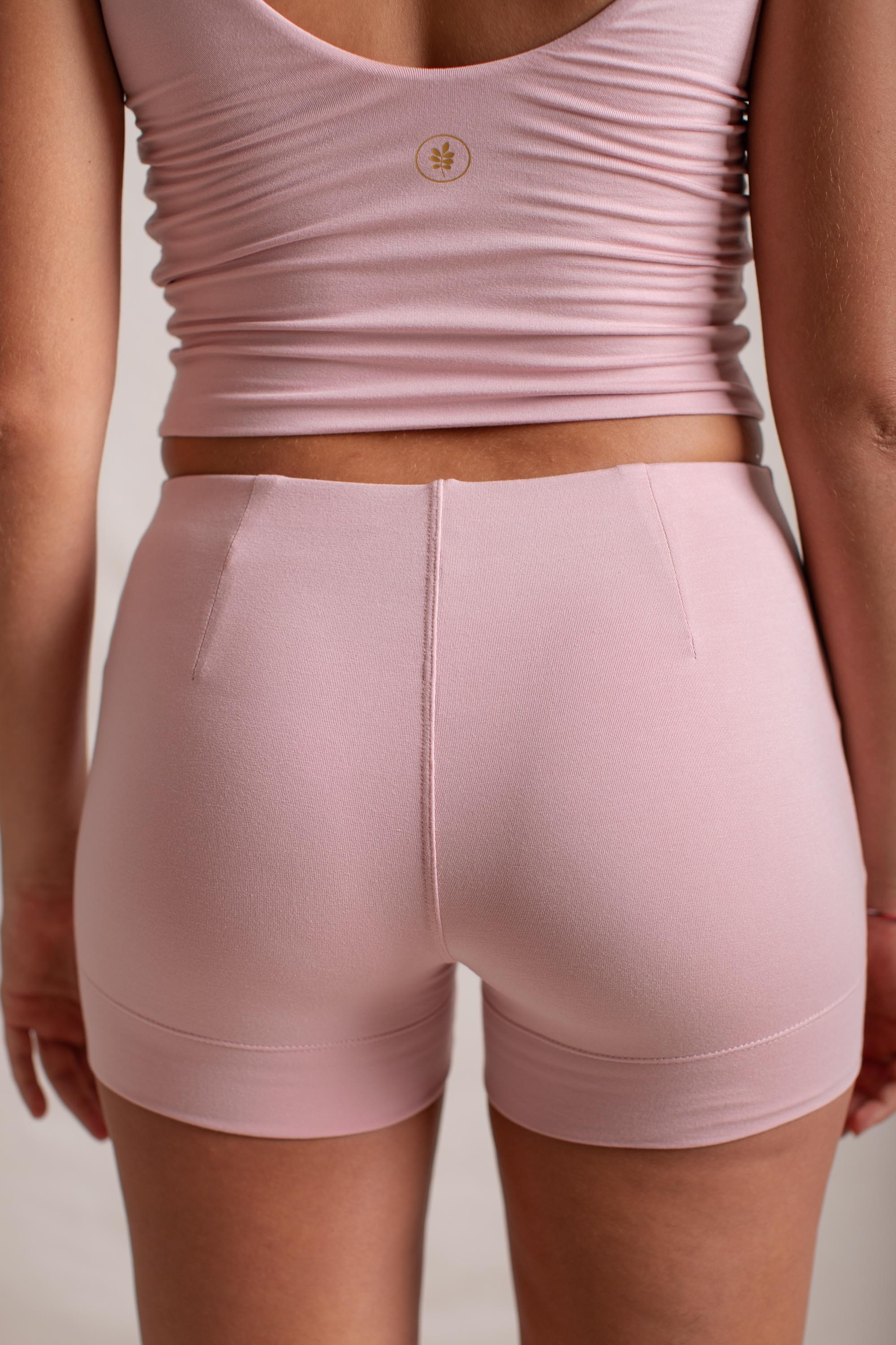 Alessia is wearing size XXS/XS, Bust 79cm (31.1”), Waist 65cm (25.6”), Hips 96cm (37.4”), Height 166cm (5.5”) | Size XXS/XS