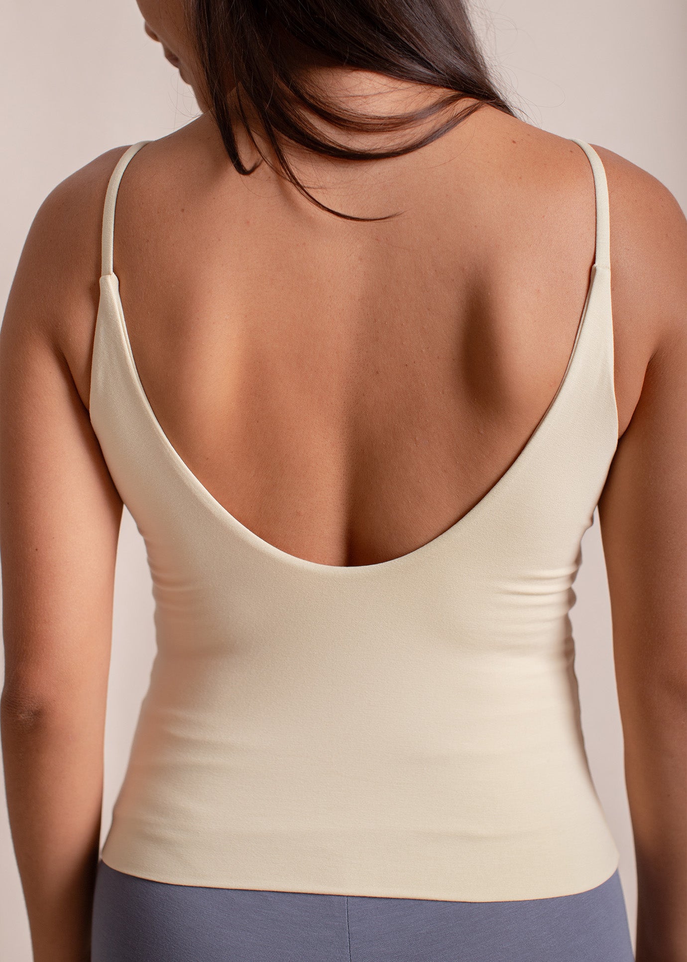 Eva wears size M. Height 174cm (5.7”), Bust 83cm (32.7”), Waist 69cm (27.2”), Hips 96cm (37.8”) | Size S