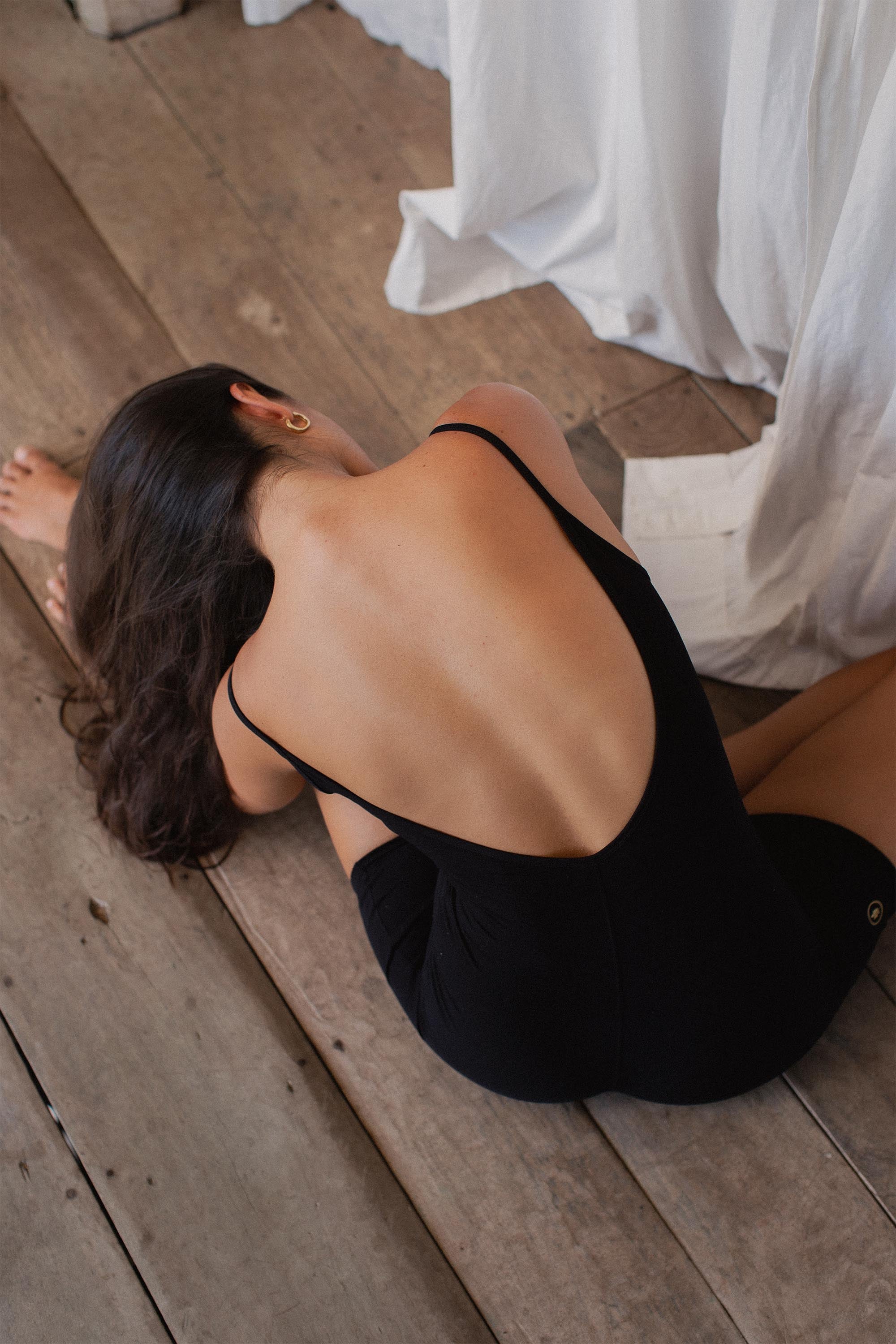 Eva wears size M. Height 174cm (5.7”), Bust 83cm (32.7”), Waist 69cm (27.2”), Hips 96cm (37.8”)  | Size M