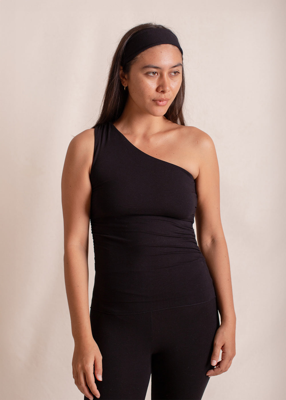 Eva wears size M. Height 174cm (5.7”), Bust 83cm (32.7”), Waist 69cm (27.2”), Hips 96cm (37.8”) | Size M