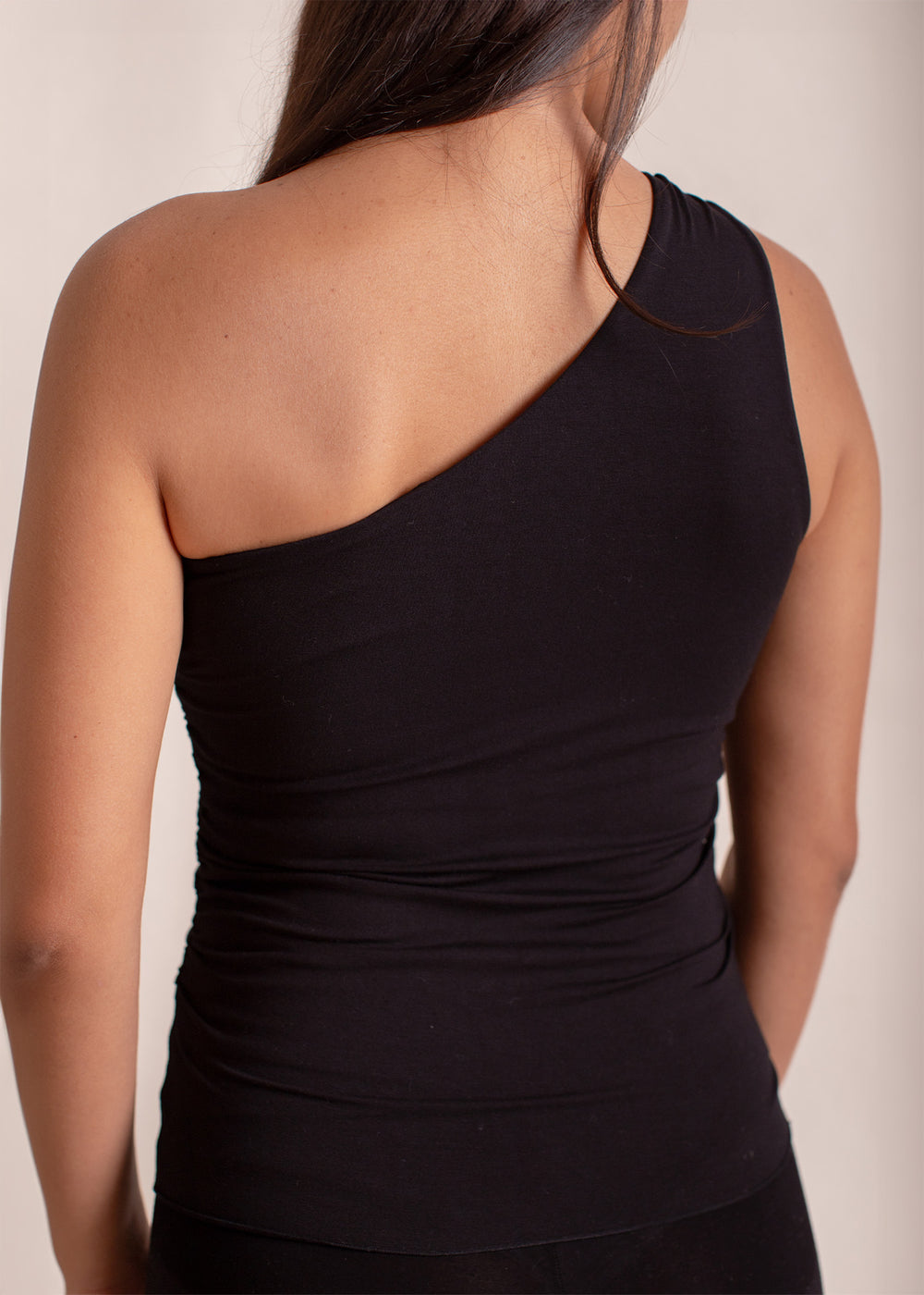 Eva wears size M. Height 174cm (5.7”), Bust 83cm (32.7”), Waist 69cm (27.2”), Hips 96cm (37.8”) | Size M