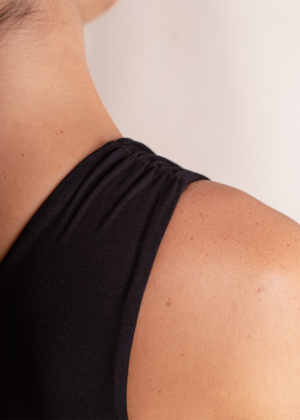 Eva wears size M. Height 174cm (5.7”), Bust 83cm (32.7”), Waist 69cm (27.2”), Hips 96cm (37.8”) | Size M