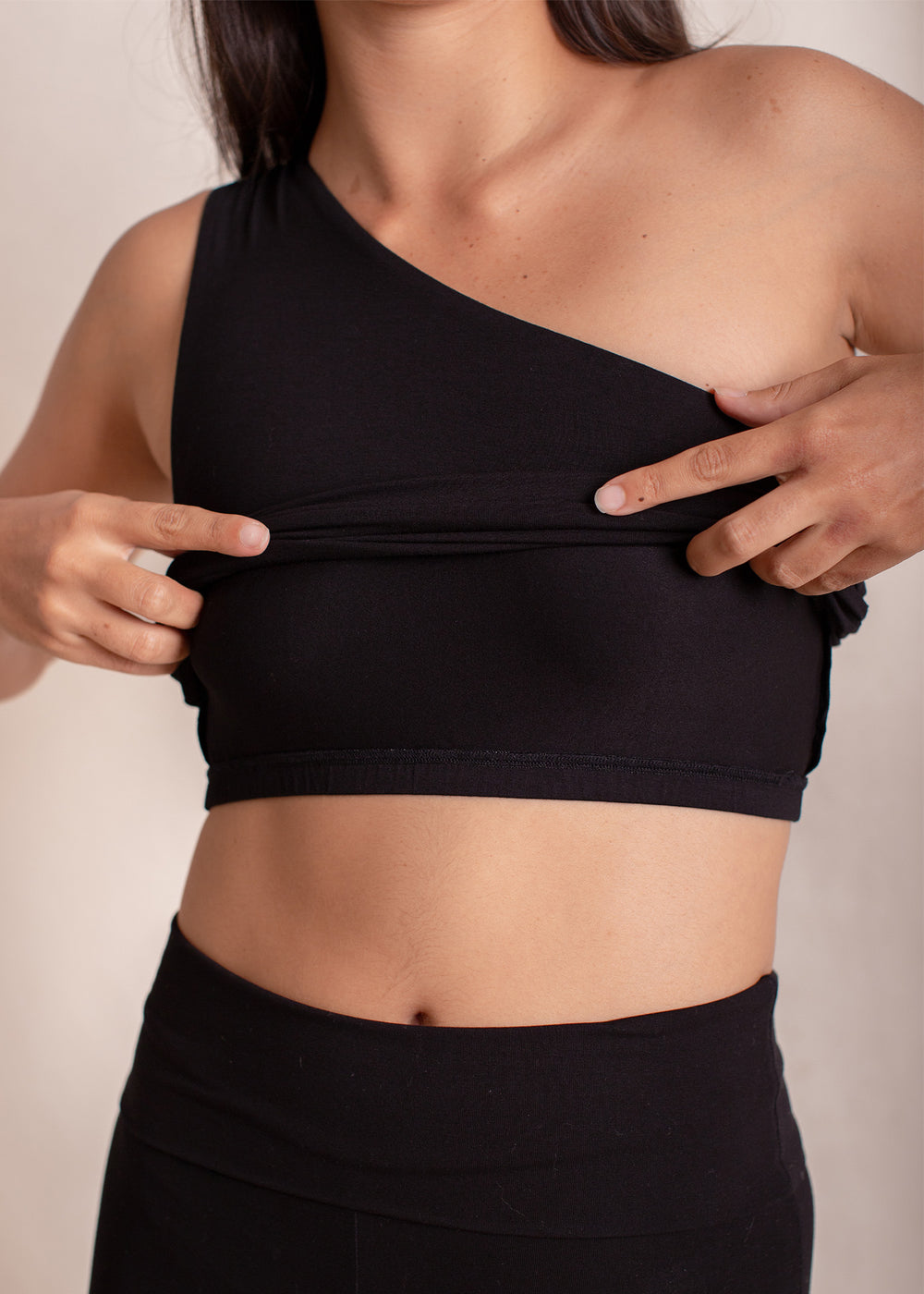 Eva wears size M. Height 174cm (5.7”), Bust 83cm (32.7”), Waist 69cm (27.2”), Hips 96cm (37.8”) | Size M