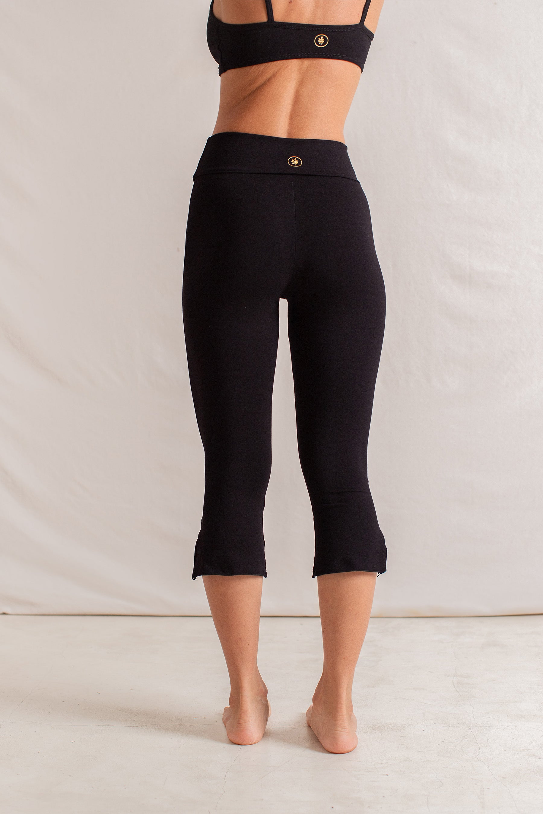 Jeff is wearing size XS. Bust 85cm (33.7”), Waist 64cm(25.1”), Hips 82cm (32.4”), Height 160cm (5.2”) | Size XS