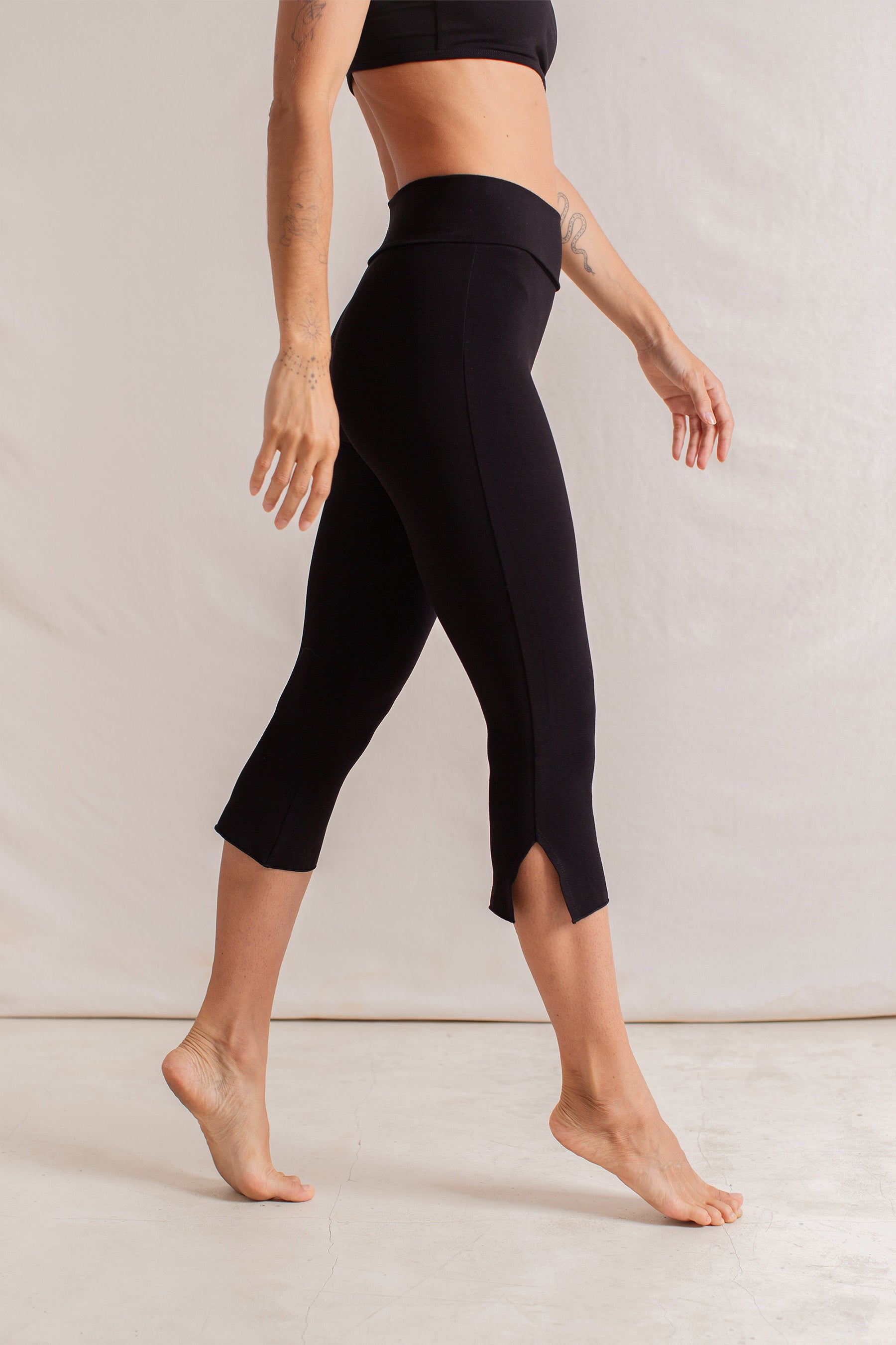 Jeff is wearing size XS. Bust 85cm (33.7”), Waist 64cm(25.1”), Hips 82cm (32.4”), Height 160cm (5.2”) | Size XS