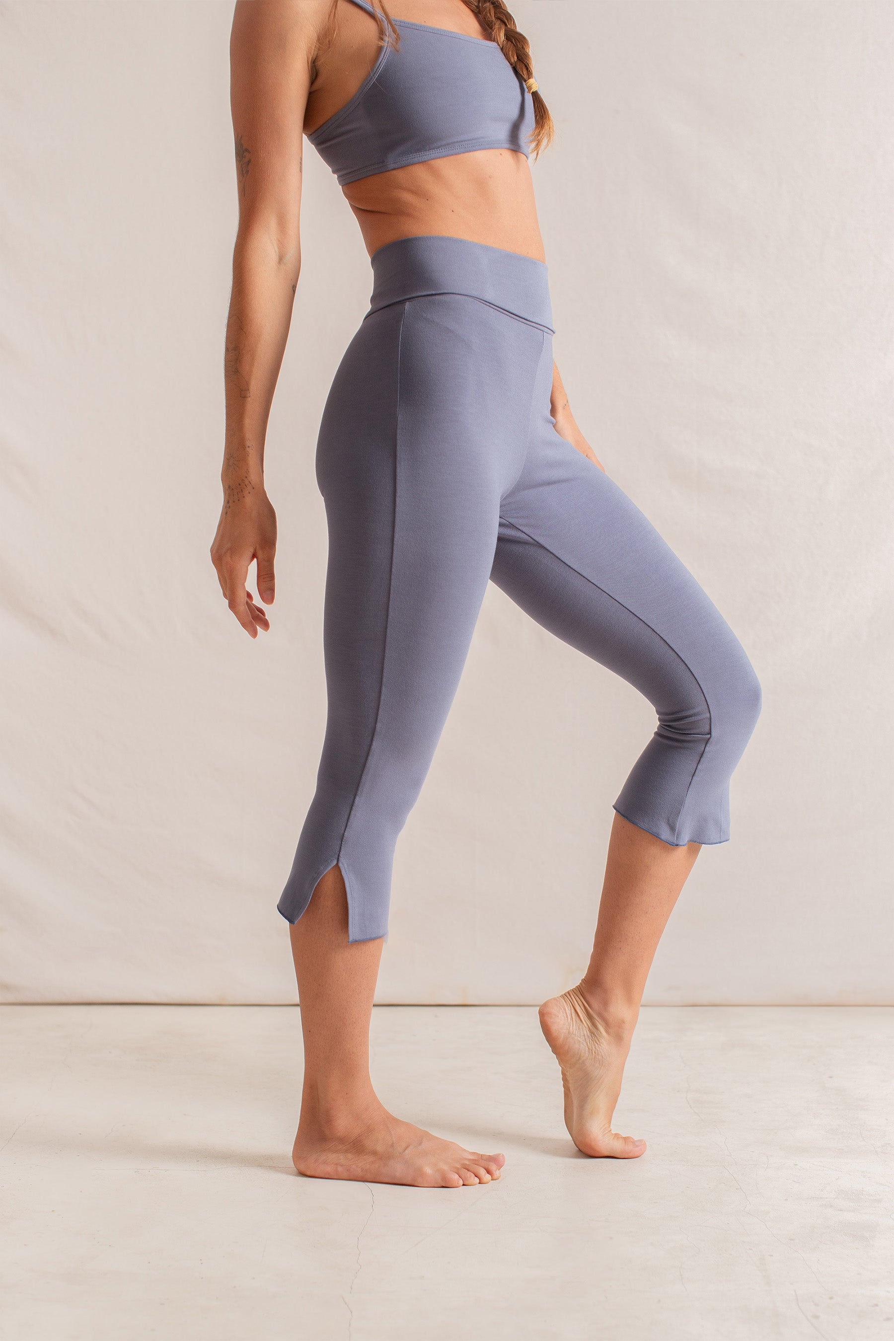 Jeff is wearing size XS. Bust 85cm (33.7”), Waist 64cm(25.1”), Hips 82cm (32.4”), Height 160cm (5.2”)  | Size XS