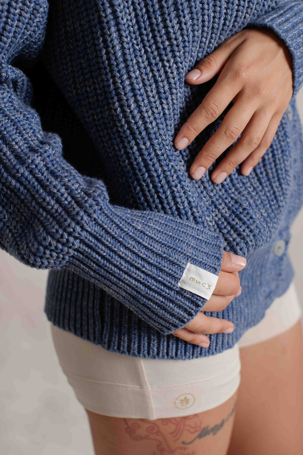 Hitomi is wearing size S/M. Bust: 81cm (32”), Waist: 61cm (24”), Hips: 91.4cm (36”), Height 168cm (5.5”). | Size S/M