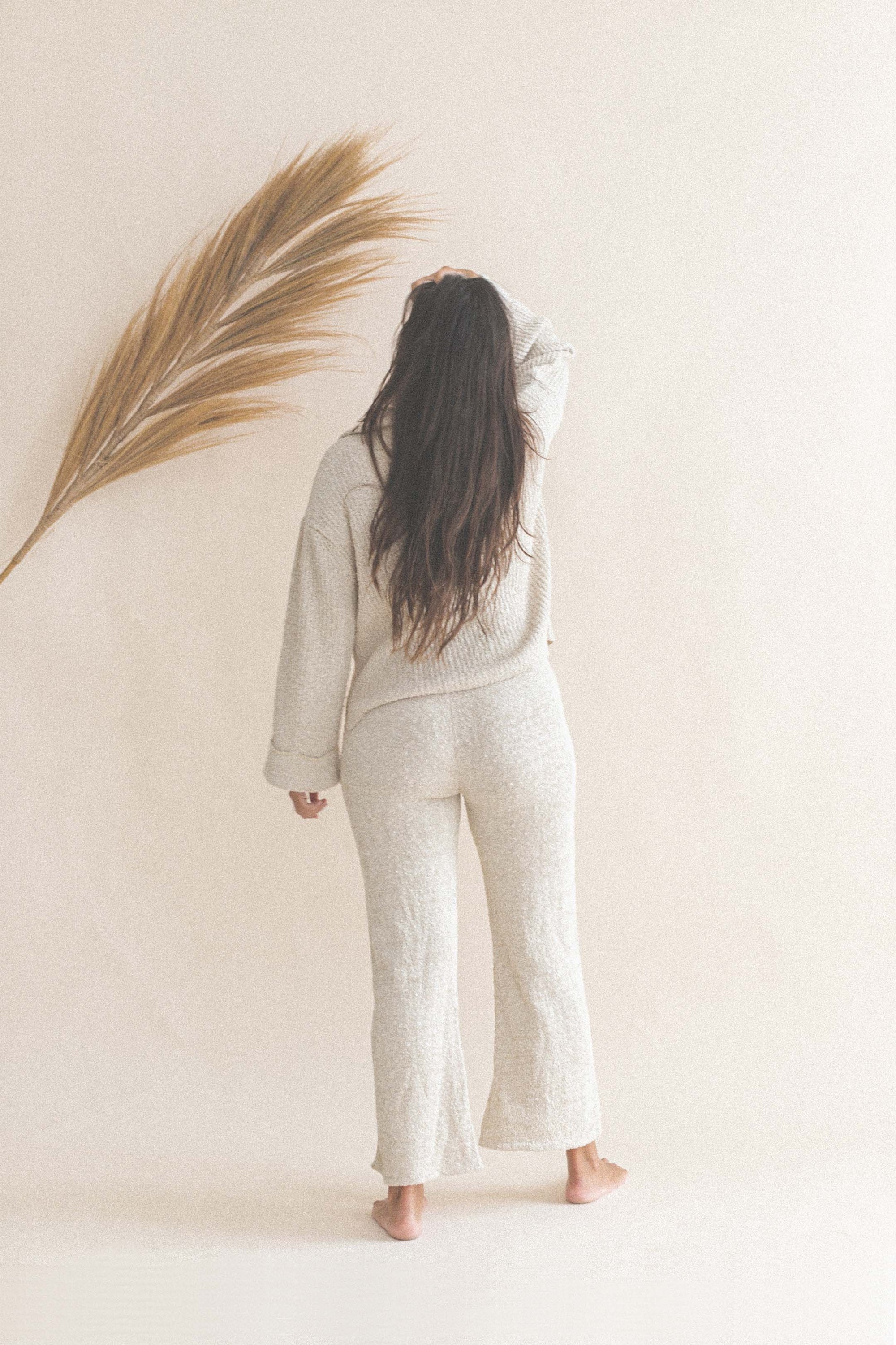 Maria is wearing size M/L. Waist 73cm(28.7”), Hips 102cm(40.1”), Height 174cm(5.7”) | Size M/L