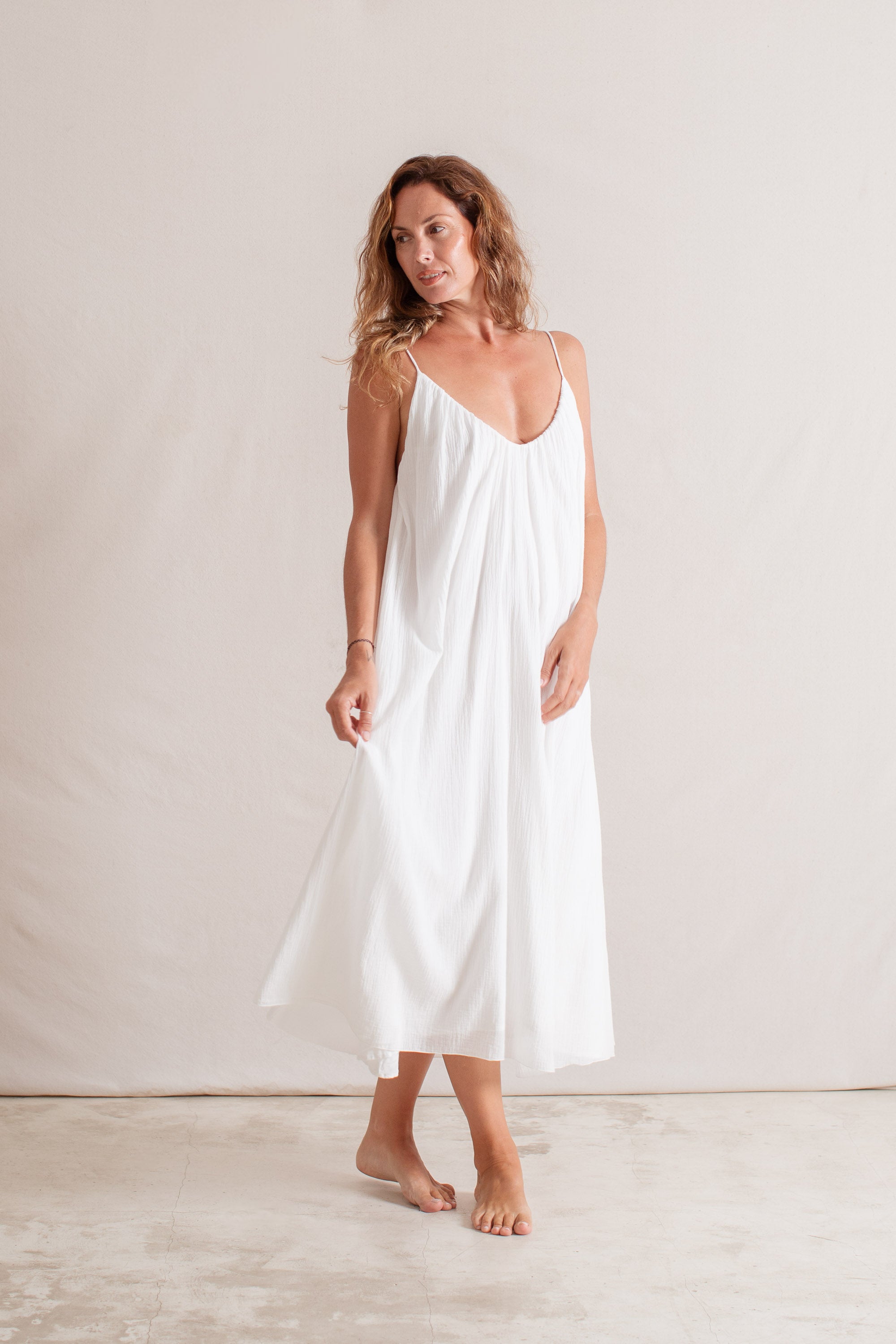 Priscilla usually wears size M. Bust 95cm (37.4”), Waist 76cm (29.9”), Hips 103cm (41”), Height 175cm (5.7”) | Size M