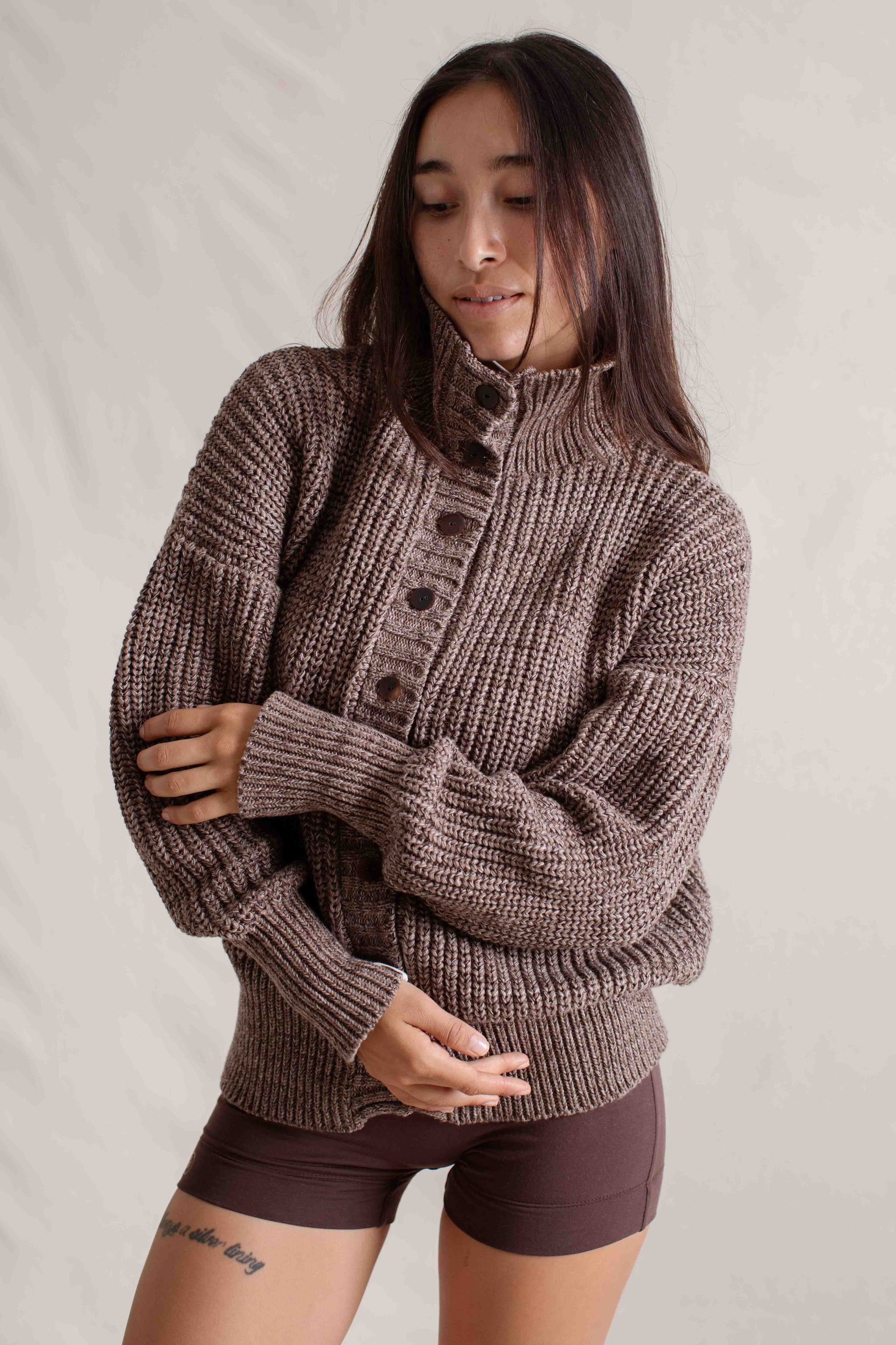 Hitomi is wearing size S/M. Bust: 81cm (32”), Waist: 61cm (24”), Hips: 91.4cm (36”), Height 168cm (5.5”). | Size S/M