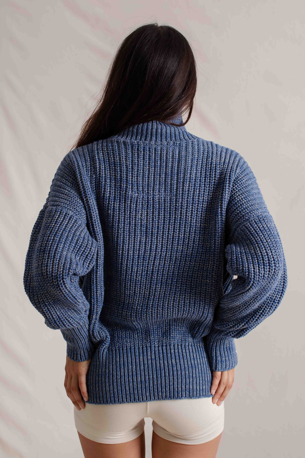 Hitomi is wearing size S/M. Bust: 81cm (32”), Waist: 61cm (24”), Hips: 91.4cm (36”), Height 168cm (5.5”). | Size S/M