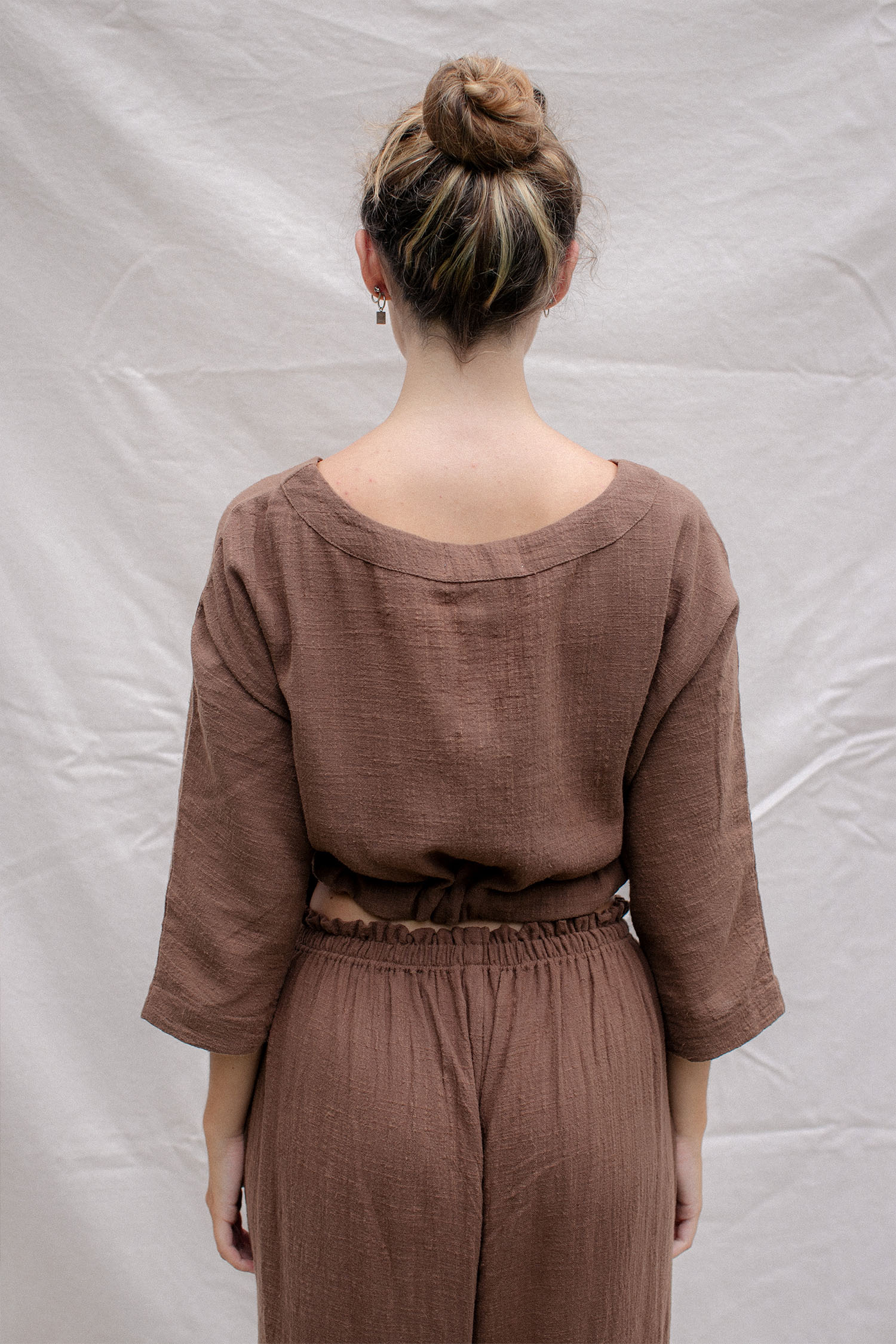 Teresa is wearing size XS/S. Bust: 75cm (29.5”), Height 162cm(5.3”) | Size XS/S