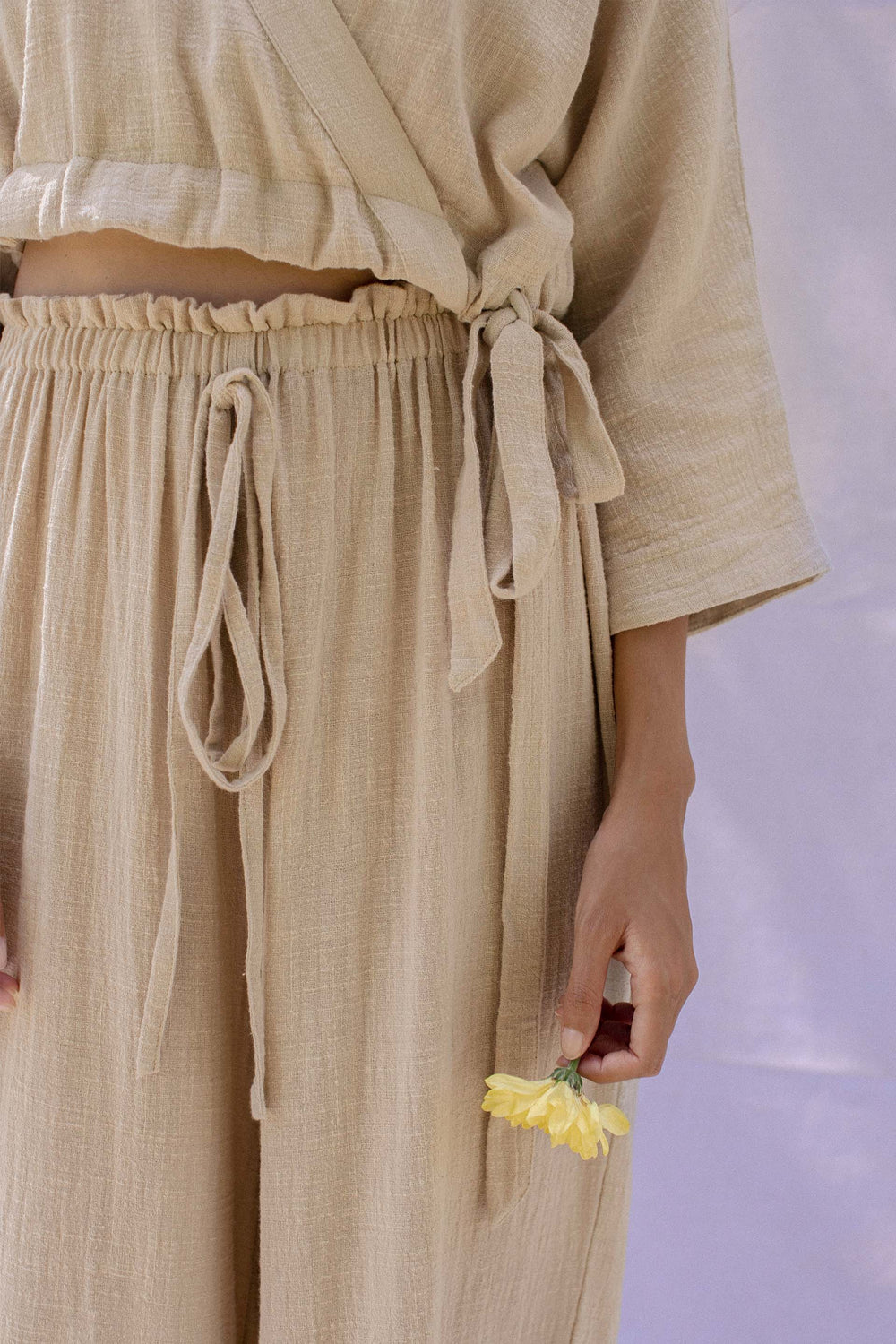 Teresa is wearing size M/L. Waist 59cm(23.2”), Hips 90cm(35.4”), Height 162cm(5.3”) | Size M/L