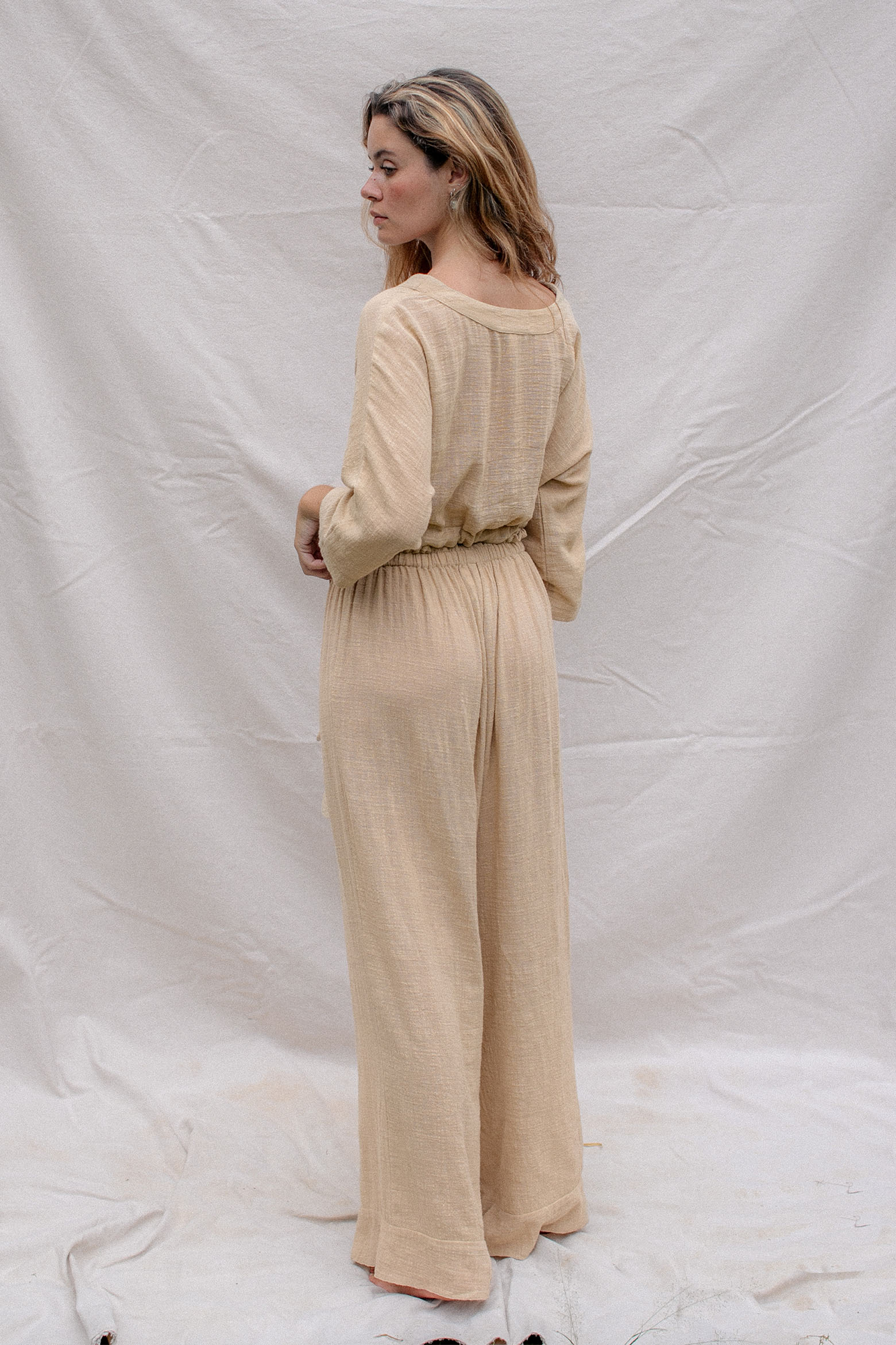 Teresa is wearing size M/L. Waist 59cm(23.2”), Hips 90cm(35.4”), Height 162cm(5.3”) | Size M/L